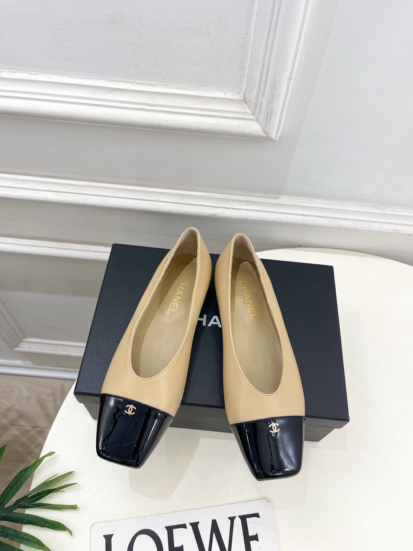 NO:613933,| Xiaoxiang 25 2025 autumn and winter new products, classic catwalk models in the counter, Xiaoxiang Double C color-blocked square-toe flat shoes are new in the series. The absolute best in the BS fashion circle. The matching will interpret the meticulous, minimalist and classic elements that will never fade away. It will show a unique dressing style that is too beautiful to say. A must-have style in summer... ━━━━━ t ━━━━━  Highly customized original lambskin upper, imported silk sheepskin lining, outsole, original Italian leather outsole, high flat heel, shoe size: 35-39 (40.41 customized, non-refundable), Mary Jane, mary jane, sheepskin, Leather soles19860909| 小香 25 2025 秋冬新品 专柜经典走秀款 小香双C拼色方头平底单鞋 系列上新 BS时尚圈的绝绝子 搭配将演绎着细致 极简 永不褪去的经典元素 展现与众不同的穿搭风格美到无话可说 夏季必入款…… ━━━━━ t ━━━━━ 鞋面高定制原版小羊皮  内里进口丝绸羊皮里 大底原版意大利真皮大底 跟高平底 鞋码: 35-39（40.41定制不退换）,玛丽珍,mary jane,sheepskin,Leather soles,Women's Shoes