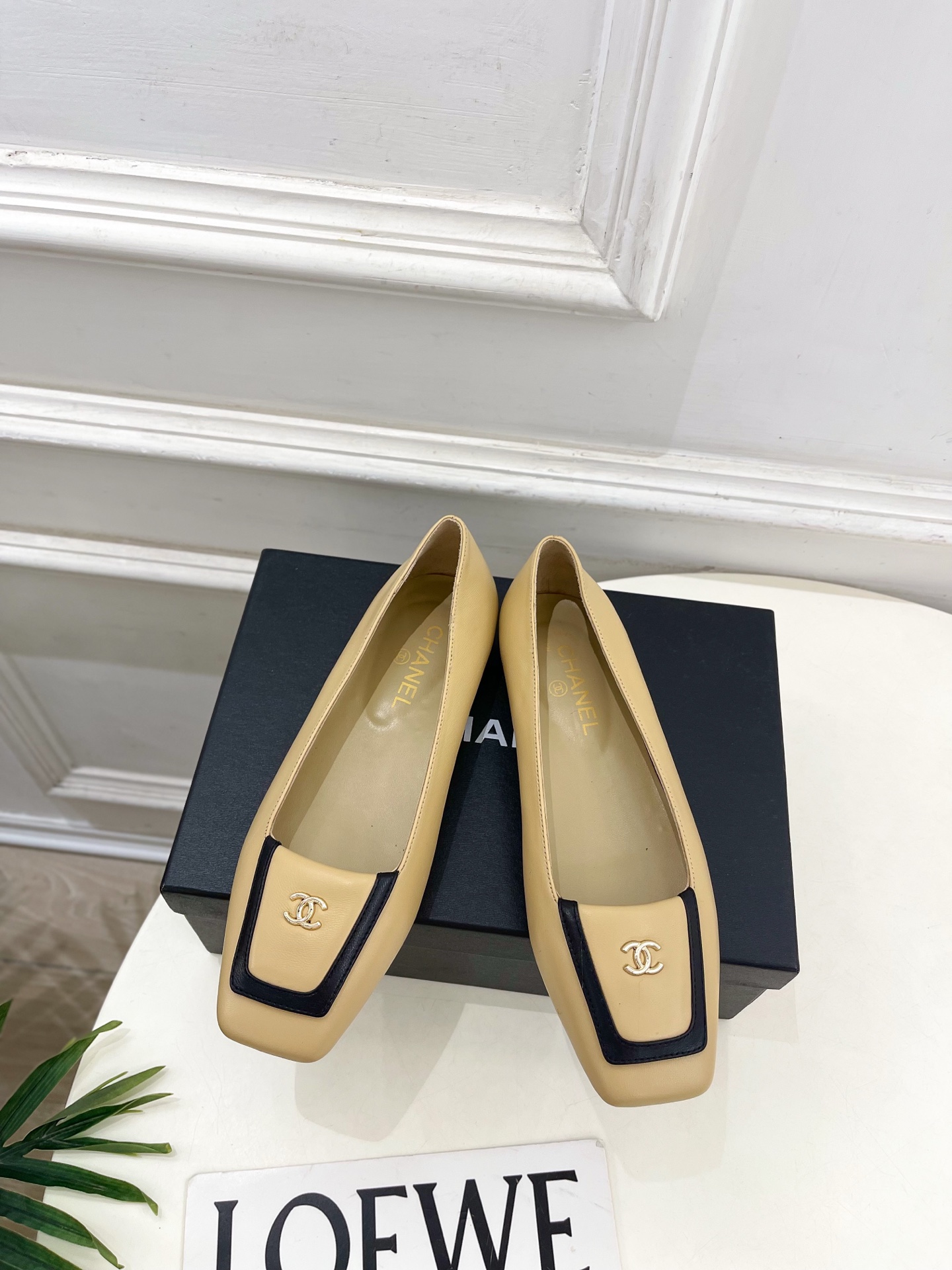 NO:613938,| Xiaoxiang 25 2025 autumn and winter new products, classic catwalk models in the counter, Xiaoxiang double C square toe color-blocked flat shoes are new in the series. The absolute best in the BS fashion circle. The matching will interpret the meticulous, minimalist and classic elements that will never fade away. It will show a unique dressing style that is too beautiful to say. A must-have style in summer... ━━━━━ t ━━━━━  Highly customized original lambskin upper, imported silk sheepskin lining, outsole, original Italian leather outsole, high flat heel, shoe size: 35-39 (40.41 customized, non-refundable), mary jane, flats, sheepskin, Leather soles19860909| 小香 25 2025 秋冬新品 专柜经典走秀款 小香双C方头拼色平底鞋 系列上新 BS时尚圈的绝绝子 搭配将演绎着细致 极简 永不褪去的经典元素 展现与众不同的穿搭风格美到无话可说 夏季必入款…… ━━━━━ t ━━━━━ 鞋面高定制原版小羊皮  内里进口丝绸羊皮里 大底原版意大利真皮大底 跟高平底 鞋码: 35-39（40.41定制不退换）,玛丽珍,mary jane,flats,sheepskin,Leather soles,Women's Shoes
