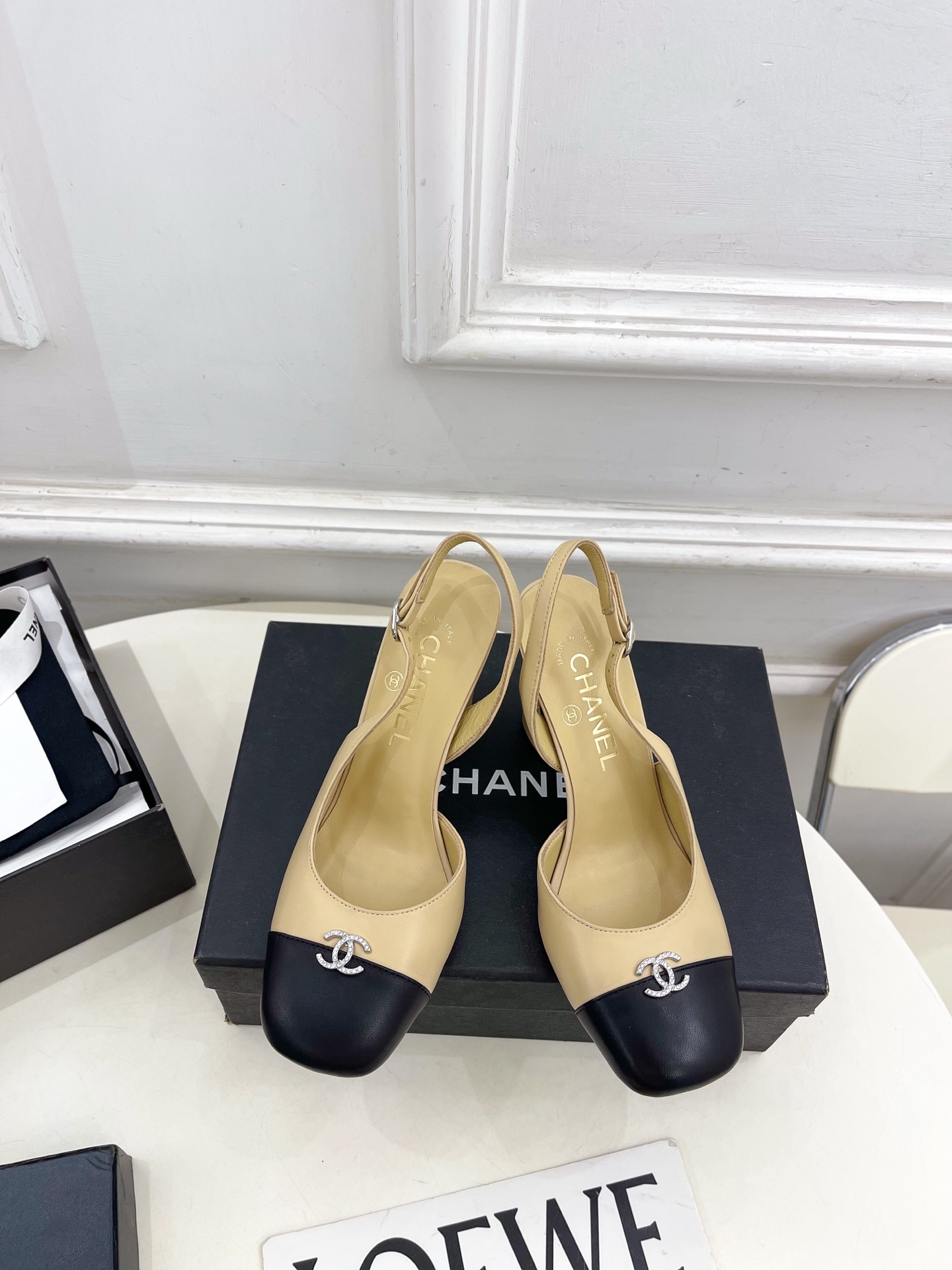 NO:613923,| Xiaoxiang 25 2025 new products, classic catwalk models in the counter, Xiaoxiang double C rhinestone color-blocked square toe high-heeled sandals are new in the series. A must-have in the BS fashion circle. The matching will interpret the meticulous, minimalist and classic elements that will never fade away. It will show a unique dressing style that is too beautiful to say. A must-have item for summer... ━━━━━ t ━━━━━  Highly customized upper with original lambskin, lining with imported silk sheepskin, outsole with original Italian leather outsole, heel height 9cm, shoe size: 35-39 (40.41 customized, non-refundable), high-heeled sandals, sandals, high heels, sheepskin, Leather soles19860909| 小香 25 2025新品 专柜经典走秀款 小香双C水钻拼色方头高跟凉鞋 系列上新 BS时尚圈的绝绝子 搭配将演绎着细致 极简 永不褪去的经典元素 展现与众不同的穿搭风格美到无话可说 夏季必入款…… ━━━━━ t ━━━━━ 鞋面高定制原版小羊皮 内里进口丝绸羊皮里 大底原版意大利真皮大底 跟高9cm  鞋码: 35-39（40.41定制不退换）,高跟鞋凉鞋,sandals,high heels,sheepskin,Leather soles,Women's Shoes