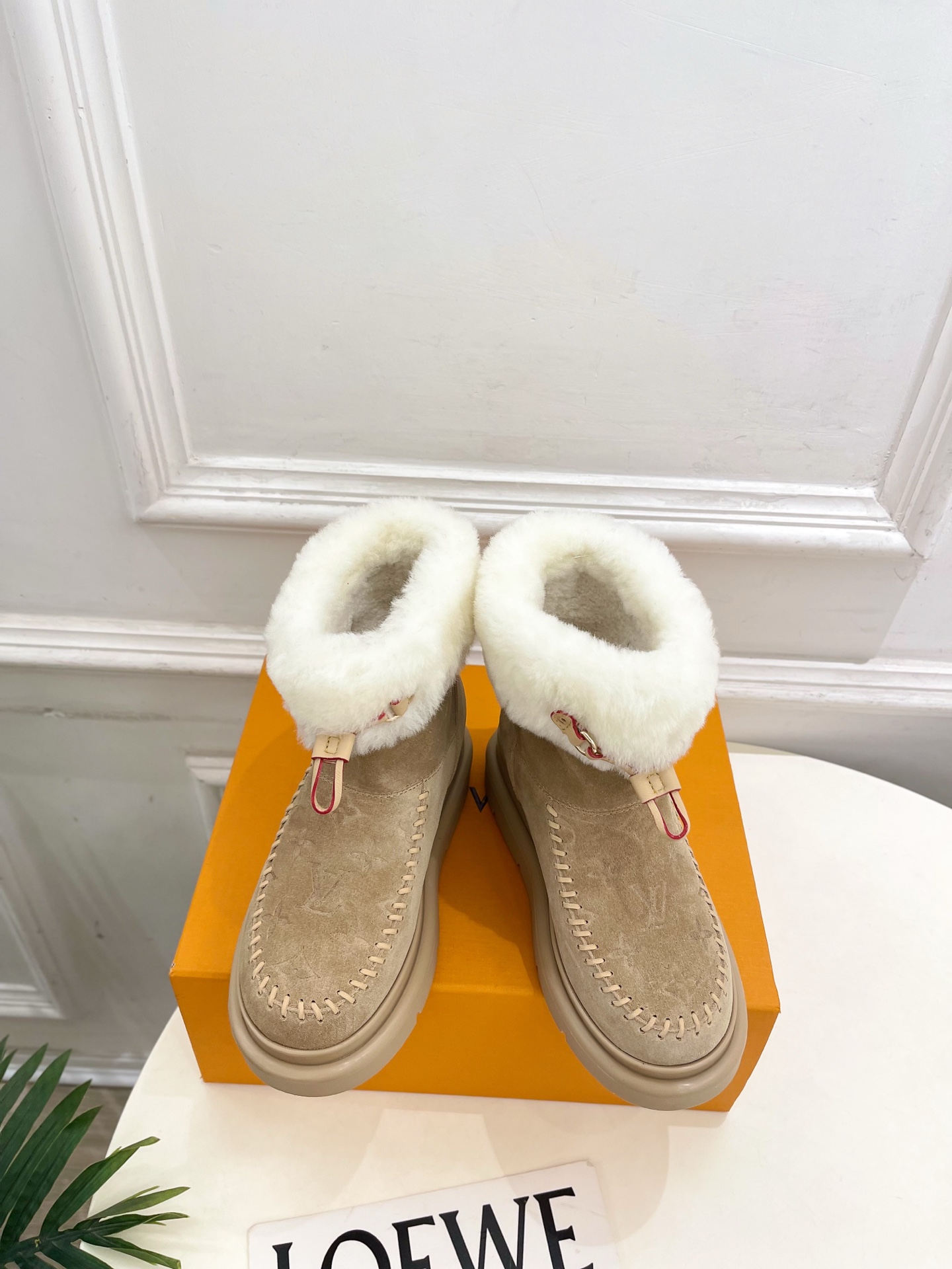 NO:613918,LV | Louis Vuitton 25 2025 autumn and winter new products, top version, the counter features the latest LV CORTINA ankle boots, furry snow boots, new hard goods, BS purchasing level!  Full of high-end feel!  A popular model among bloggers at home and abroad, it is retro, fashionable and looks great on your feet!  The official website's main recommendation★ ━━━━━ t ━━━━━ Original custom-made mercerized cow suede upper. Lining: imported wool. Original custom molded combination outsole. Heel height 2cm. Shoe size: 35-39 (40. Customization is non-refundable), snow boots, louis vuitton, louis vuitton, boots.19860909LV | 路易威登 25 2025秋冬新品顶级版本 专柜主打最新款LV CORTINA 及踝靴毛毛雪地靴 硬货上新 BS代购级别！高级感十足！国内外博主刷爆的一款,复古又时髦上脚美炸了！官网主推款★ ━━━━━ t ━━━━━ 鞋面原版特定制丝光牛反绒  内里: 进口羊毛 大底原版定制开模组合大底 跟高2cm 鞋码: 35-39（40.定制不退换）,雪地靴,louis vuitton,louis vuitton,boots,Women's Shoes