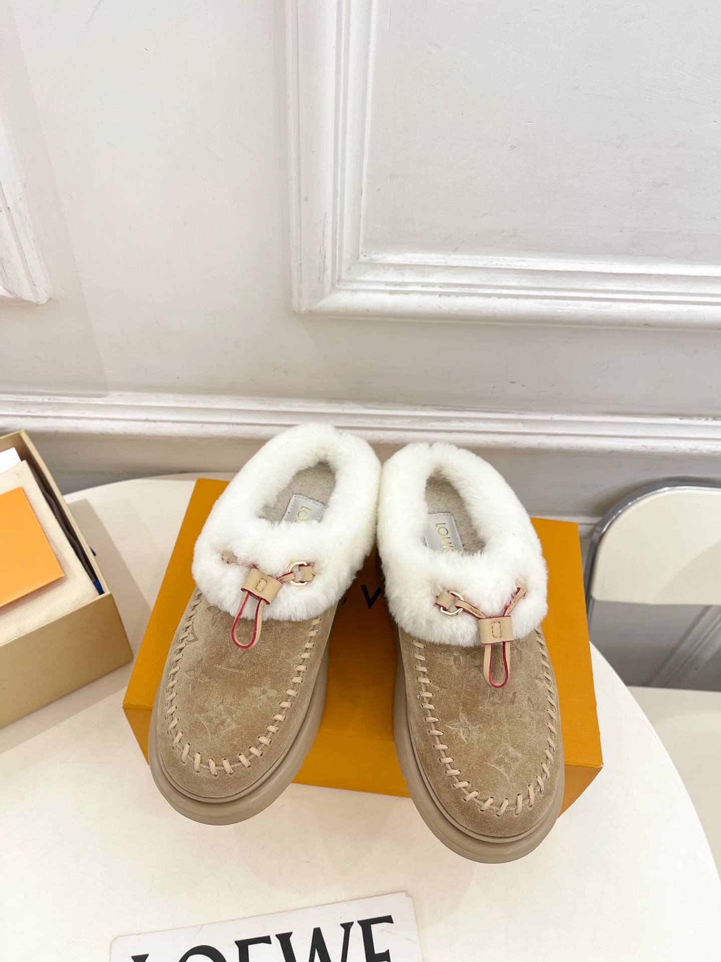 NO:613952,LV | Louis Vuitton 25 2025 autumn and winter new products top version, the counter features the latest LV CORTINA embossed fur slippers, new hard goods, BS purchasing level!  Full of high-end feel!  A popular model among bloggers at home and abroad, it is retro, fashionable and looks great on your feet!  The official website's main recommendation★ ━━━━━ t ━━━━━ Original custom-made mercerized cow suede upper. Inner: imported wool. Original custom-made molded combination outsole. Heel height 2cm. Shoe size: 35-39 (40. Customized, non-refundable), semi-slip fur shoes, louis vuitton, louis vuitton, slippers.19860909LV | 路易威登 25 2025秋冬新品顶级版本 专柜主打最新款LV CORTINA 压花毛毛拖鞋 硬货上新 BS代购级别！高级感十足！国内外博主刷爆的一款,复古又时髦上脚美炸了！官网主推款★ ━━━━━ t ━━━━━ 鞋面原版特定制丝光牛反绒  内里: 进口羊毛 大底原版定制开模组合大底 跟高2cm 鞋码: 35-39（40.定制不退换）,半拖毛毛鞋,louis vuitton,louis vuitton,slippers,Women's Shoes