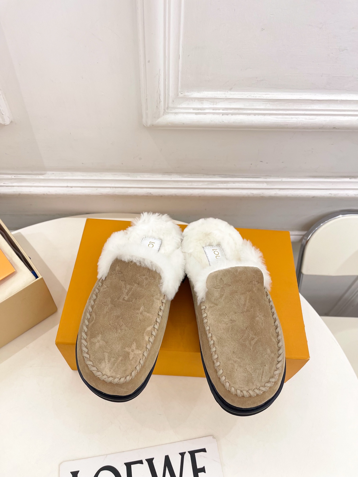 NO:613962,LV | Louis Vuitton 25 2025 autumn and winter new products, top version, the counter features the latest LV embossed mops, new hard goods, BS purchasing level!  Full of high-end feel!  A popular model among bloggers at home and abroad, it is retro, fashionable and looks great on your feet!  The official website's main recommendation★ ━━━━━ t ━━━━━ Original custom-made mercerized cow suede upper. Lining: Imported wool. Original custom-made molded outsole. Heel height 2cm. Shoe size: 35-39 (40. Customized, non-returnable), semi-slip fur shoes, louis vuitton, louis vuitton19860909LV | 路易威登 25 2025秋冬新品顶级版本 专柜主打最新款LV压花毛拖 硬货上新 BS代购级别！高级感十足！国内外博主刷爆的一款,复古又时髦上脚美炸了！官网主推款★ ━━━━━ t ━━━━━ 鞋面原版特定制丝光牛反绒  内里: 进口羊毛 大底原版定制开模大底 跟高2cm 鞋码: 35-39（40.定制不退换）,半拖毛毛鞋,louis vuitton,louis vuitton,Women's Shoes