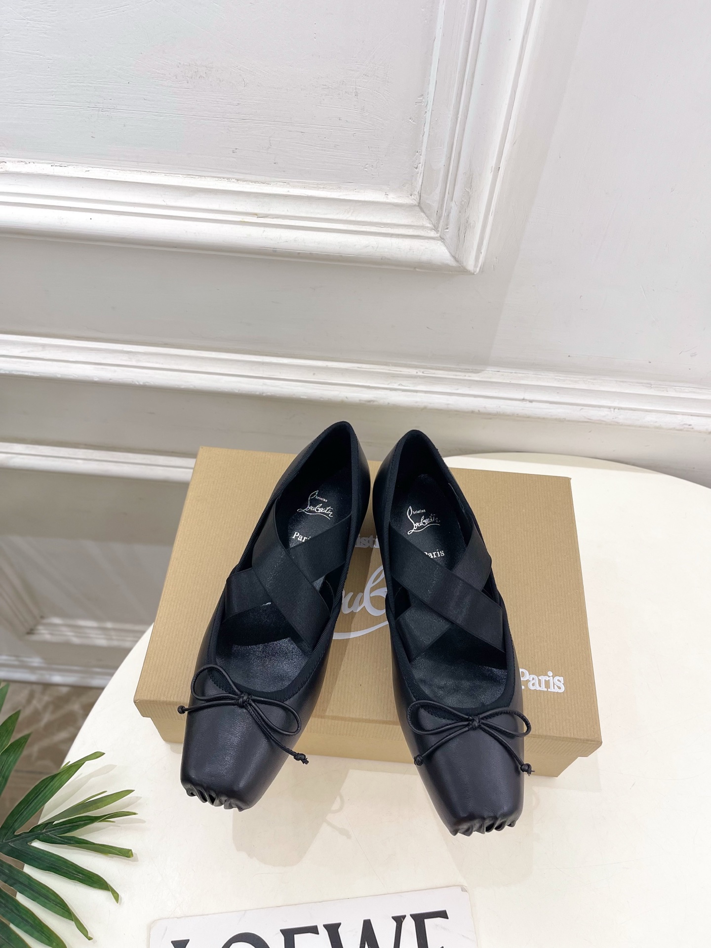 NO:613932,Christian Louboutin platinum CL red-soled shoes 25ss latest pig nose rhinestone bow cross-strap ballet shoes red-soled shoe series, charming and gorgeous top-notch hard goods newly released. BS star same style, platform anchors and Internet celebrity bloggers perform it with passion, fashionable and elegant temperament, showing sexy and enchanting femininity. Fairy and charming~classic and elegant. Original custom-made silk fabric, imported sheepskin lining, original leather outsole, heel height 2.5cm  Size 35-39 (40.41. Can be customized) Smooth hot diamond, ballet shoes, christian louboutin, sheepskin, real silk, Leather soles19860909Christian Louboutin路铂廷CL 红底鞋 25ss最新猪鼻子水钻蝴蝶结交叉带芭蕾舞鞋 红底鞋系列,魅惑华丽的顶级硬货上新 BS明星同款,平台主播、网红博主倾情演绎,时尚优雅气质 尽显性感妖娆女人味.仙气逼人～经典高贵优雅 面料原版定制真丝 内里进口羊皮内里 大底原版真皮大底 跟高2.5cm 码数35-39（40.41.可定做） 光面 烫钻,芭蕾舞鞋,christian louboutin,sheepskin,real silk,Leather soles,Women's Shoes