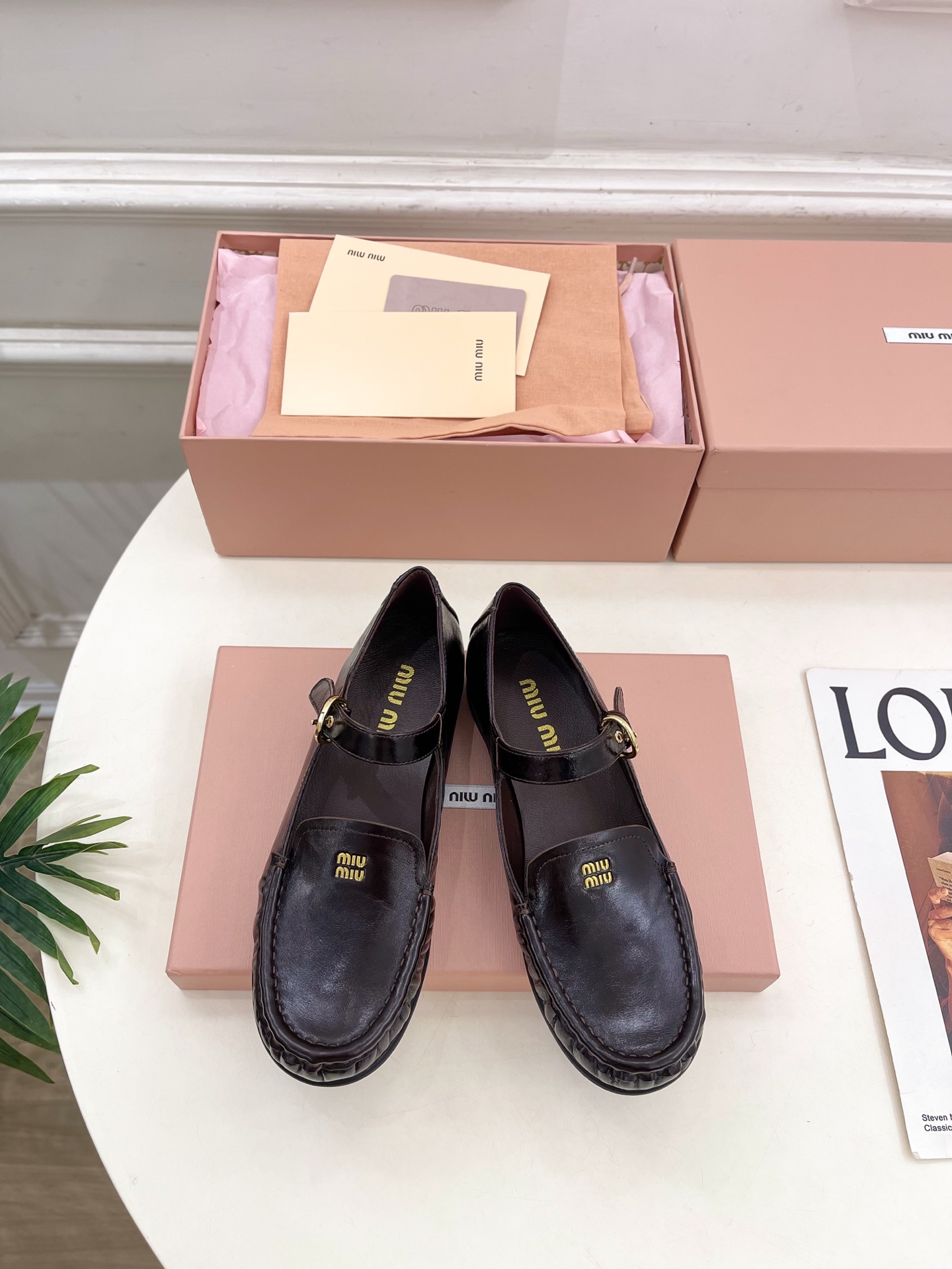 NO:613927,Miu Miu | Miu Miu 25 2025 new product counter features the latest catwalk style, classic letter buckle Mary Jane loafers, hot new arrival!  BS Miaojia's high-end products, top-notch craftsmanship to create exquisite quality, unparalleled comfort, it is definitely a love at first sight!  Fashionable and versatile, a must-have for everyone!  T  soles19860909Miu Miu | 缪缪 25 2025新品专柜主打最新走秀款 经典字母搭扣玛丽珍乐福鞋 火爆上新！ BS缪家高货 顶级工艺打造精品质感 无敌舒适 绝对是一见钟情款！时尚百搭,人手必备！ ━━━━━ t ━━━━━ 鞋面顶级头层小牛皮  内里: 进口羊皮里 大底原版开模真皮大底 跟高1.5cm 鞋码: 35-39(40.41定制不退换）,玛丽珍,miumiu,loafers,mary jane,cowhide,sheepskin,Leather soles,Women's Shoes