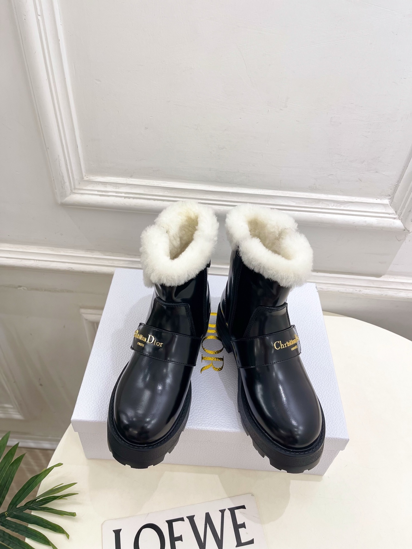 NO:613951,Dior | Dior 25 2025 autumn and winter new products, top version, the counter features the new DiorAlps D-Quest letter buckle wool and bare boots, new hard goods, BS purchasing level!  Full of high-end feel!  A popular model among bloggers at home and abroad, it’s retro and fashionable, and your feet look stunning!  The official website’s main recommendation★ ━━━━━ t ━━━━━ Original imported cowhide leather/open edge beads/lychee pattern cowhide for the upper. Lining: imported wool lining. Original molded custom anti-slip outsole. Heel height: 4.5cm. Shoe size:  35-39 (40, 41 customized items are non-refundable), boots, dior, dior, loro piana, boots, cowhide19860909Dior | 迪奥 25 2025秋冬新品 顶级版本 专柜主打新款DiorAlps D-Quest字母扣羊毛及裸靴 硬货上新 BS代购级别！高级感十足！国内外博主刷爆的一款,复古又时髦 上脚美炸了！官网主推款★ ━━━━━ t ━━━━━ 鞋面原版进口牛皮/开边珠/荔枝纹牛皮  内里: 进口羊毛里 大底原版开模定制防滑大底 跟高: 4.5cm 鞋码: 35-39（40、41定制不退换）,靴子,dior,dior,loro piana,boots,cowhide,Women's Shoes