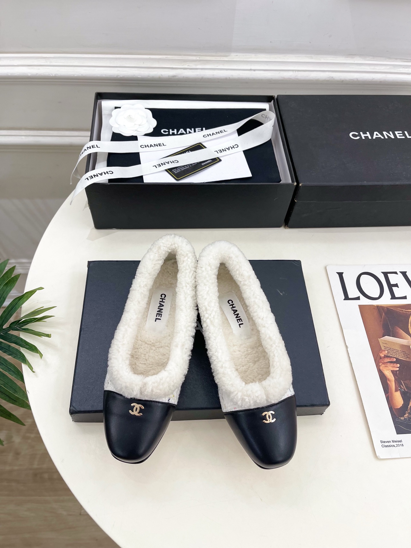 NO:613941,| Xiaoxiang 25 2025 Autumn and Winter New Products Counter Classic Xiaoxiang Double C Color Matching Furry Ballet Shoes New Series A must-have in the BS fashion circle. The matching will interpret the meticulous, minimalist and classic elements that will never fade away. Showing a unique dressing style that is too beautiful to say. A must-have in summer... ━━━━━ t ━━━━━  Original high-customized fabric for the upper, imported wool lining, original imported leather outsole, high sole, flat sole, shoe size: 35-39 (40.41 customized, non-returnable), fur shoes, Leather soles19860909| 小香 25 2025 秋冬新品 专柜经典款 小香双C拼色毛毛芭蕾鞋 系列上新 BS时尚圈的绝绝子 搭配将演绎着细致 极简 永不褪去的经典元素 展现与众不同的穿搭风格美到无话可说 夏季必入款…… ━━━━━ t ━━━━━ 鞋面原版高定制布料 内里进口羊毛 大底原版进口真皮大底 底高平底 鞋码: 35-39（40.41定制不退换）,毛毛鞋,Leather soles,Women's Shoes