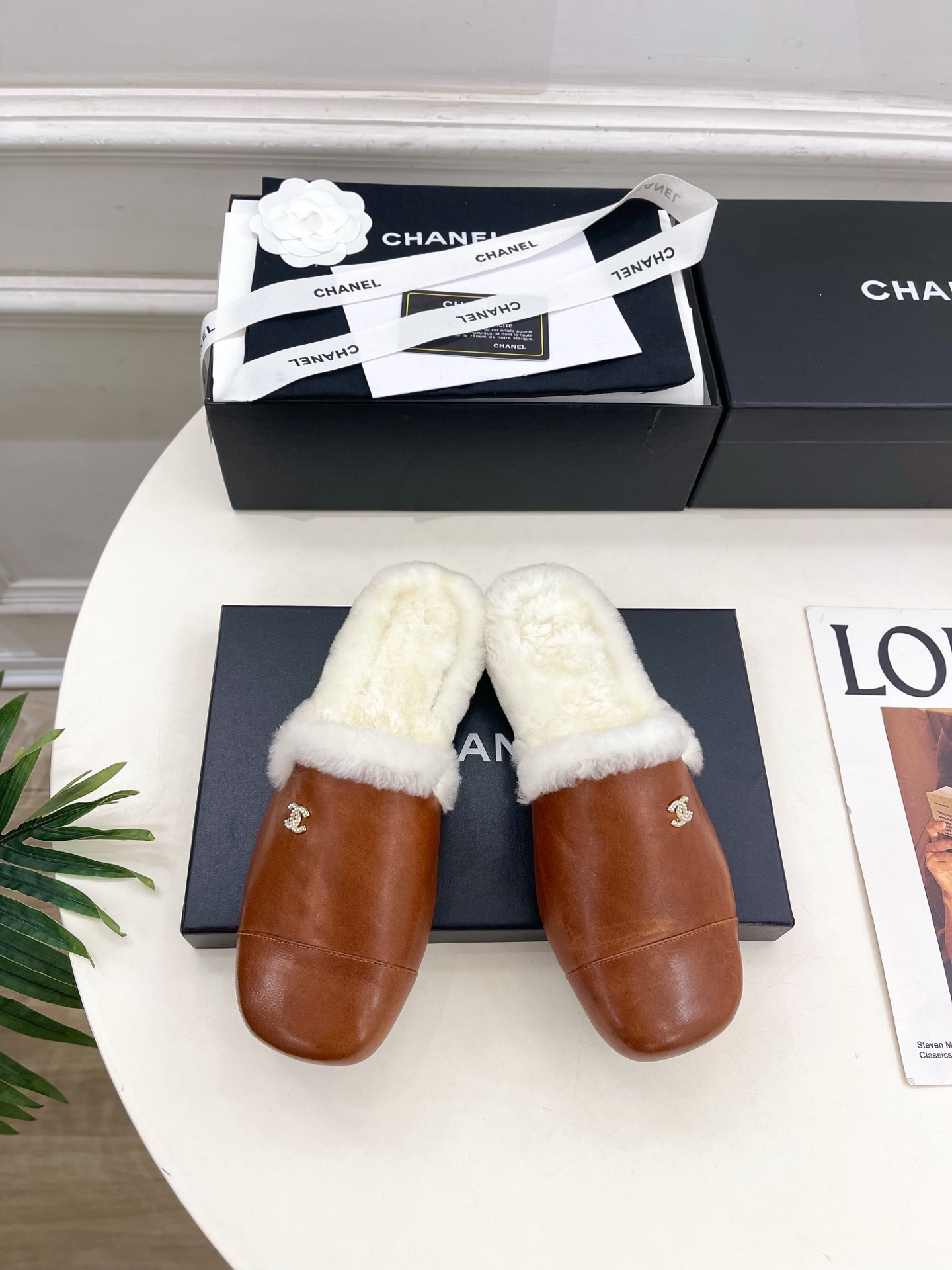 NO:613936,| Xiaoxiang 25 2025 Autumn and Winter New Products Counter Classic Xiaoxiang Double C Toe-Toe Furry Half Slippers New Series A must-have in the BS fashion circle. The matching will interpret meticulous, minimalist and classic elements that will never fade away. Showing a unique dressing style that is too beautiful to say. A must-have item for summer... ━━━━━ t ━━━━━  Original high-customized lambskin upper, imported wool lining, original imported leather outsole, sole height 2cm, shoe size: 35-39 (40.41. Customized, non-returnable), semi-slippers, slippers, sheepskin, Leather soles19860909| 小香 25 2025 秋冬新品 专柜经典款 小香双C包头毛毛半拖鞋 系列上新 BS时尚圈的绝绝子 搭配将演绎着细致 极简 永不褪去的经典元素 展现与众不同的穿搭风格美到无话可说 夏季必入款…… ━━━━━ t ━━━━━ 鞋面原版高定制小羊皮 内里进口羊毛 大底原版进口真皮大底 底高2cm 鞋码: 35-39（40.41.定制不退换）,半拖毛毛鞋,slippers,sheepskin,Leather soles,Women's Shoes