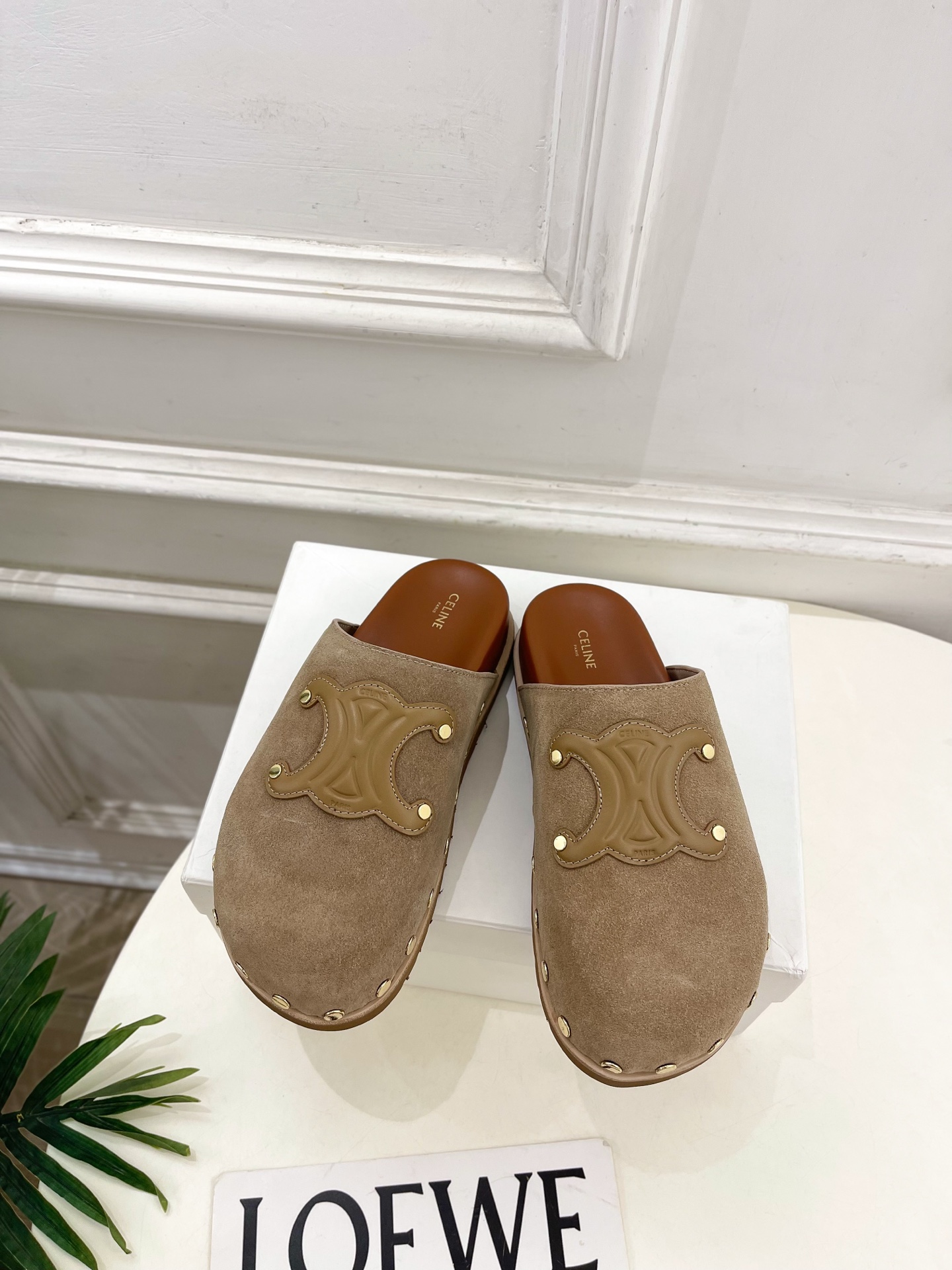 NO:613921,CELINE | Celine 25 New products for autumn and winter 2025 Arc de Triomphe rivet Birkenstock Muller half slippers are new! BS Celine this season is really cool and unique. You must buy a pair of celing white shoes this year. They are retro-style classics. They are super versatile, simple and elegant. They can be matched with skirts and trousers. They have a perfect look that shows off its brand atmosphere. Outsole Original molded non-slip outsole High sole Flat shoe size: 35-39 (40.41 customization is not returnable), half drag, celine, celine, slippers, skirts, sheepskin19860909CELINE | 赛琳 25 2025秋冬新品 凯旋门鉚钉勃肯穆勒半拖鞋上新！ BS 这一季的赛琳真的是开了挂、太有特色了  今年必须要入手一双celing 小白鞋 ,复古风经典款 超级百搭 简单大气 无论裙装裤装都能随意搭配 妥妥的颜霸 无不彰显它的品牌气息. ━━━━━ t ━━━━━ 鞋面特定进口牛反绒 内里进口羊皮里 大底原版开模防滑大底 底高平底 鞋码: 35-39（40.41定制不退换）,半拖,celine,celine,slippers,skirts,sheepskin,Women's Shoes