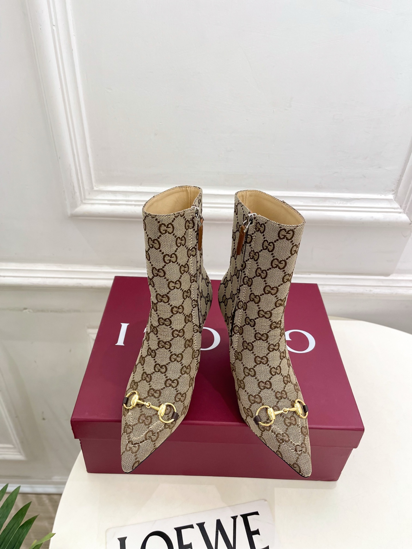 NO:613910,Gucci | Gucci 25 2025 autumn and winter new horsebit GG cloth pointed toe high-heeled short boots. The main series is finally available. The products are worth looking forward to!  Original classics, new designs, BS purchasing level!  Full of high-end feel!  A favorite among bloggers at home and abroad, it is retro and fashionable, easy to wear and looks great on your feet!  The official website mainly recommends, new colors are constantly updated ━━━━━t ━━━━━ Upper original custom GG cloth Lining: Imported sheepskin lining Outsole Italian leather outsole Heel height 8.5cm Shoe size: 35-39 (40.41.42 can be customized), boots, gucci, gucci, boots, sheepskin, Leather  soles19860909Gucci | 古驰25 2025秋冬新品马衔扣GG布尖头高跟短靴 主打系列终于面世,狠货值得期待！原有的经典 创造新设计  BS代购级别！高级感十足！国内外博主刷爆的一款,复古又时髦 穿搭简便 上脚美炸了！官网主推,新色持续更新 ━━━━━ t ━━━━━ 鞋面原版定制GG布  内里: 进口羊皮里 大底意大利真皮大底 跟高8.5cm 鞋码: 35-39（40.41.42可定做）,靴子,gucci,gucci,boots,sheepskin,Leather soles,Women's Shoes