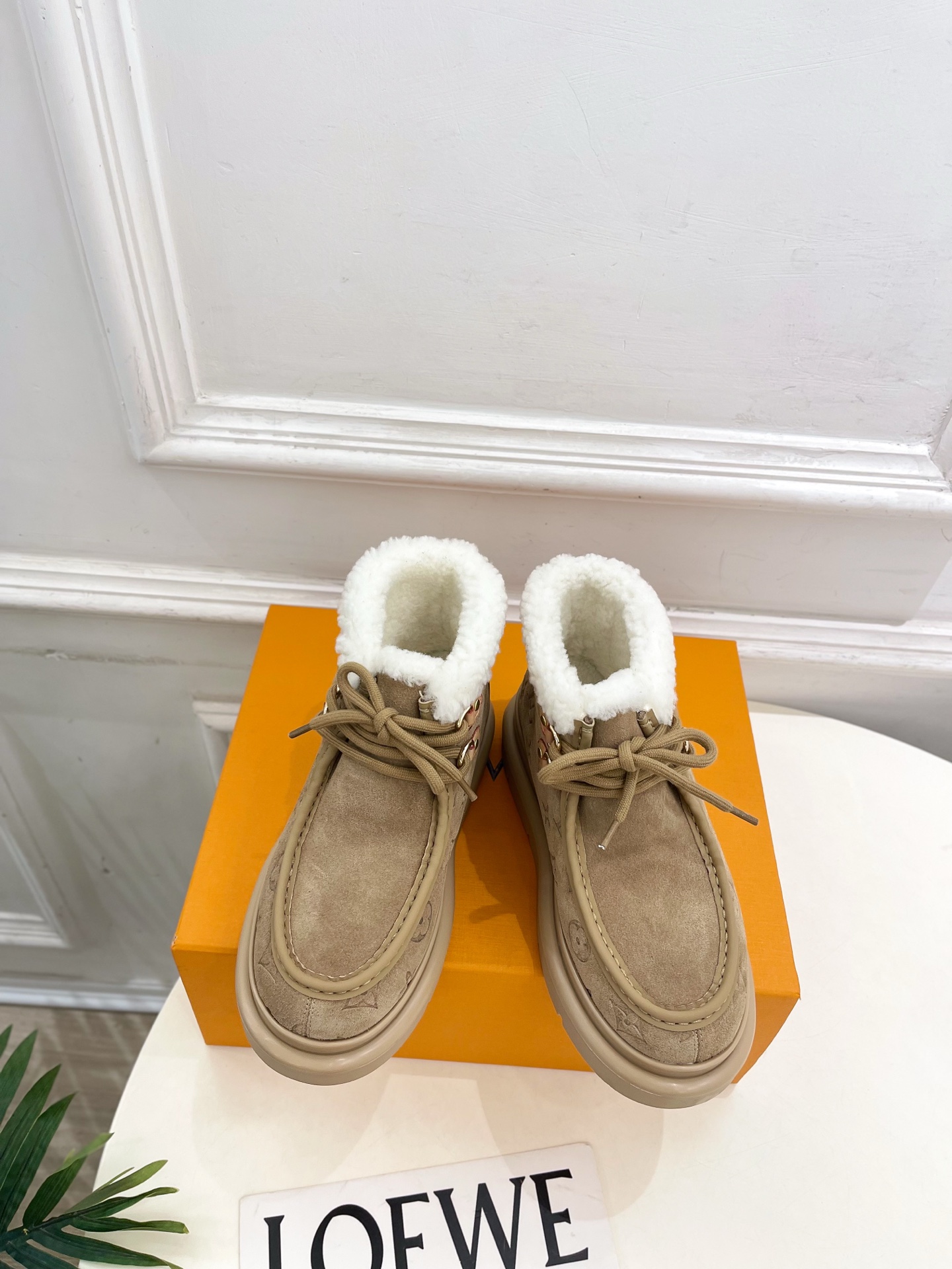 NO:613906,LV | Louis Vuitton 25 2025 autumn and winter new products, top version, the counter features the latest LV CORTINA embossed lace-up thick-soled snow boots, new hard goods, BS purchasing level!  Full of high-end feel!  A popular model among bloggers at home and abroad, it is retro, fashionable and looks great on your feet!  The official website's main recommendation★ ━━━━━ t ━━━━━ Original custom-made mercerized cow suede upper. Lining: imported wool. Original custom molded combination outsole. Heel height 2cm. Shoe size: 35-39 (40. Customization is non-refundable), snow boots, louis vuitton, louis vuitton, boots.19860909LV | 路易威登 25 2025秋冬新品顶级版本 专柜主打最新款LV CORTINA 压花系带厚底雪地靴 硬货上新 BS代购级别！高级感十足！国内外博主刷爆的一款,复古又时髦上脚美炸了！官网主推款★ ━━━━━ t ━━━━━ 鞋面原版特定制丝光牛反绒  内里: 进口羊毛 大底原版定制开模组合大底 跟高2cm 鞋码: 35-39（40.定制不退换）,雪地靴,louis vuitton,louis vuitton,boots,Women's Shoes