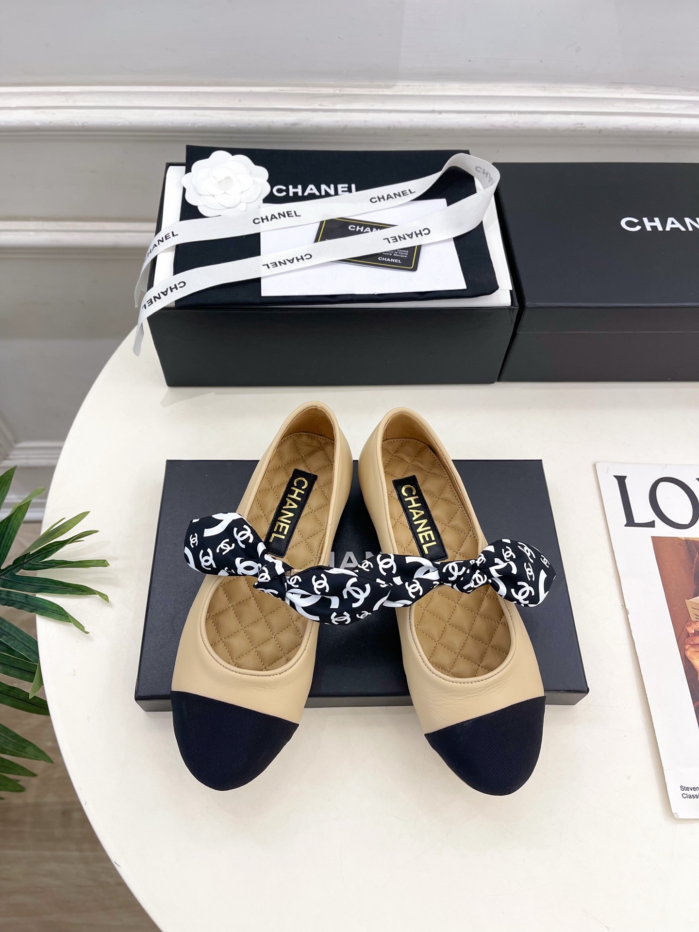 NO:613900,| Xiaoxiang 25 2025 new autumn and winter products, classic catwalk models in the counter, Xiaoxiang double C bow color-blocked flat shoes are newly launched in the series. The absolute best in the BS fashion circle. The matching will interpret the meticulous, minimalist and classic elements that will never fade away. It will show a unique dressing style that is too beautiful to say. A must-have item for summer... ━━━━━ t ━━━━━  Highly customized lambskin upper, imported silk sheepskin lining, outsole, original Italian leather outsole, high flat heel, shoe size: 35-39 (40.41 customized, non-refundable), single shoes, sheepskin, Leather soles19860909| 小香 25 2025 秋冬新品 专柜经典走秀款 小香双C蝴蝶结拼色平底单鞋 系列上新 BS时尚圈的绝绝子 搭配将演绎着细致 极简 永不褪去的经典元素 展现与众不同的穿搭风格美到无话可说 夏季必入款…… ━━━━━ t ━━━━━ 鞋面高定制小羊皮  内里进口丝绸羊皮里 大底原版意大利真皮大底 跟高平底 鞋码: 35-39（40.41定制不退换）,单鞋,sheepskin,Leather soles,Women's Shoes