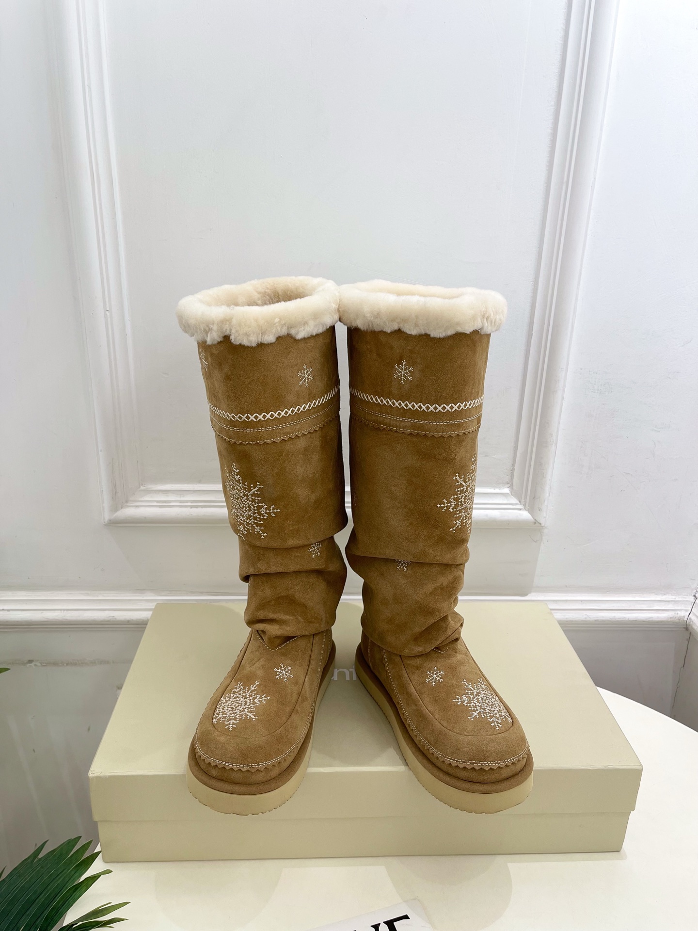 NO:616225,unfolio 25 new autumn and winter products, retro embroidered snowflake fur snow boots and boots —————————— As the most popular genius designer brand in the past two years, its simple design and luxurious texture will make you fall in love with it. If you don’t want to compete with others on the street, you can check out this brand. It is relatively niche but is so easy to match. You can see this brand everywhere on Instagram and Xiaohongshu!  BS original one-to-one customization. Original custom-made imported sheep upper. Imported wool lining. Original outsole. Customized outsole. Heel height 2cm. Size 35-39 (40.41 customization is non-refundable). Boots, boots, sheep.19860909unfolio 25 秋冬新品 复古刺绣雪花毛毛雪地靴 长靴 ————————— 作为这两年最受欢迎的鬼才设计师品牌,设计简单、奢华的质感让你爱不释手 不想满大街撞款的可以看看这个品牌,比较小众却又是那么好搭配,ins、小红书随处可见这个品牌的身影！BS原版一比一定制 鞋面原版定制进口羊猄 内里进口羊毛里 大底原版开模定制大底 跟高2cm 码数35-39（40.41定制不退换）,靴子,boots,sheep,Women's Shoes