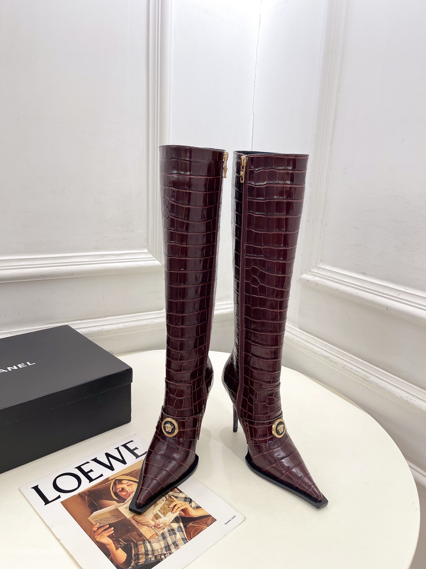 NO:616218,Versace Versace 2025 autumn and winter show of the same style crocodile pattern beauty head pointed high heel boots ___________________________ BS top version!  Market exclusive!  Fashionable style!  Handsome personality!  The texture is super good!  Classic and versatile. Highly customized cowhide upper, imported goatskin lining, Italian leather outsole, heel height 10.5cm, size 35-39 (40, 41 customization is non-refundable) price, boots,versace,versace,boots,cowhide,sheepskin,Leather soles19860909Versace范思哲2025秋冬秀场同款 鳄鱼纹美人头尖头高跟长靴 ___________________________ BS顶级版本！市场独家发售！款式时尚有范！个性帅气！质感超级好！经典百搭. 鞋面高定制牛皮 内里进口山羊皮里 大底意大利真皮大底 跟高10.5cm 尺码35-39（40、41定制不退换）   价格,靴子,versace,versace,boots,cowhide,sheepskin,Leather soles,Women's Shoes