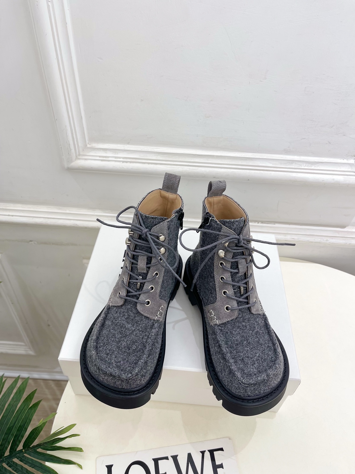 NO:616210,LOEWE 2025 autumn and winter new Sierra doll head lace-up nude boots ———————— LOEWE is the most popular designer brand in the past two years, with simple design, clever details, fresh and refined!  If you don’t want to hit the streets with random styles, you can check out this brand. It’s relatively niche but is so easy to match. You can see this brand everywhere on Instagram and Xiaohongshu!  BS original one-to-one customization, original custom-made calfskin upper/open edge beads/customized fabric, imported sheepskin lining, original open-molded TPU outsole, sole thickness 4cm, size 35~39 (40, 41 customized, non-returnable), boots, loewe, loewe, boots, cowhide, sheepskin19860909LOEWE 罗意威 2025秋冬新款 Sierra娃娃头系带裸靴 ———————— LOEWE作为这两年最受欢迎的设计师牌,设计简单、细节巧妙、清新脱俗！ 不想满大街撞款的可以看看这个品牌,比较小众却又是那么好搭配,ins、小红书随处可见这个品牌的身影 ！BS原版一比一定制 鞋面原版定制小牛皮/开边珠/定制面料 内里进口羊皮里 大底原版开模TPU大底 底厚4cm 码数35~39(40、41订做不退换）,靴子,loewe,loewe,boots,cowhide,sheepskin,Women's Shoes