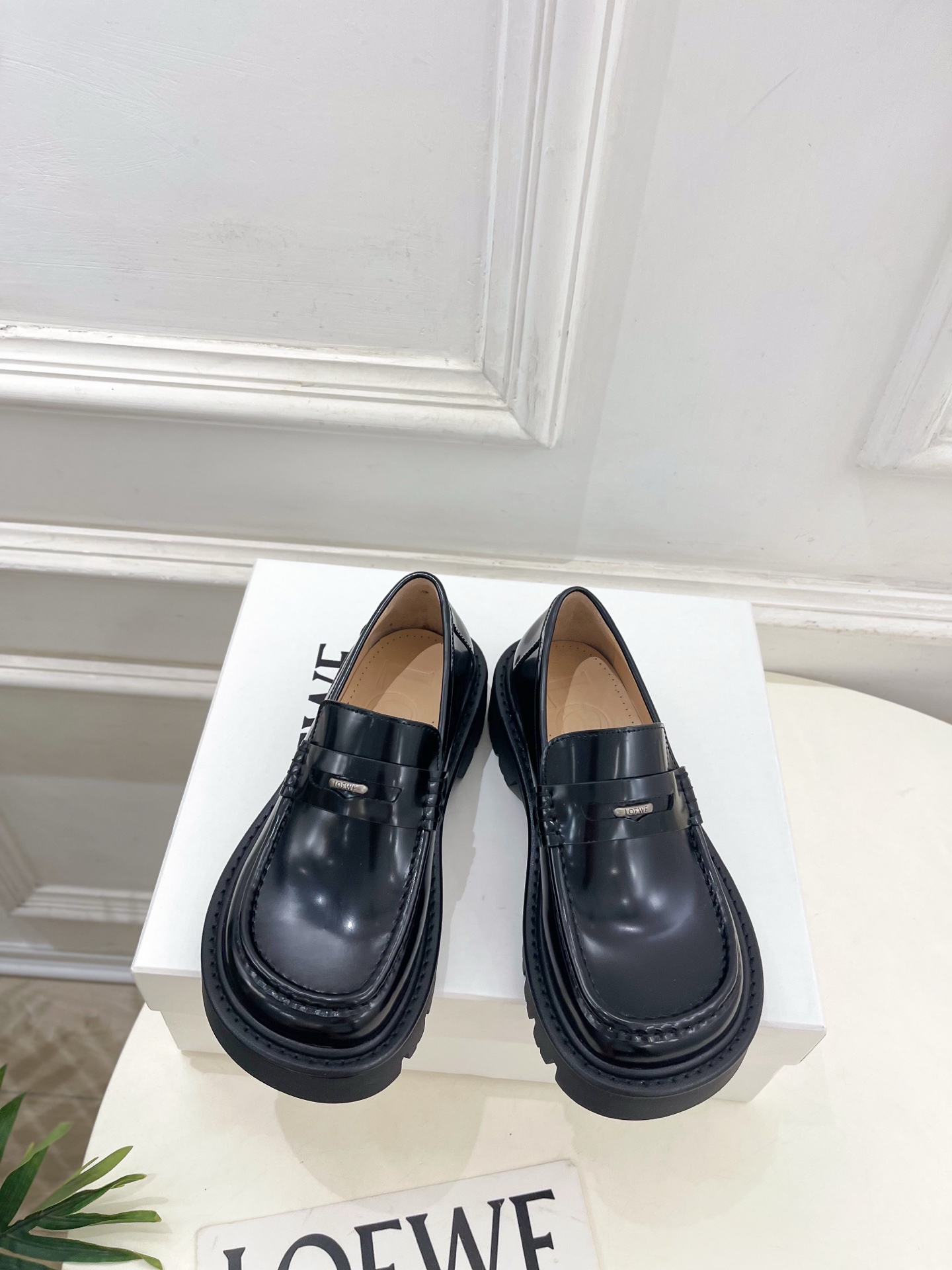 NO:629919,LOEWE 2025 autumn and winter new Sierra doll-head loafers ———————— LOEWE, as the most popular designer brand in the past two years, has simple design, clever details, fresh and refined!  If you don’t want to hit the streets with random styles, you can check out this brand. It’s relatively niche but is so easy to match. You can see this brand everywhere on Instagram and Xiaohongshu!  BS original one-to-one customization, original custom-made calfskin upper/open edge beads/custom fabric, imported sheepskin lining, original open-molded TPU outsole, sole thickness 4cm, size 35~39 (40, 41 customized, non-refundable), boots loafers, loewe, loewe, loafers, boots, cowhide, sheepskin19860909LOEWE 罗意威 2025秋冬新款 Sierra娃娃头乐福鞋 ———————— LOEWE作为这两年最受欢迎的设计师牌,设计简单、细节巧妙、清新脱俗！ 不想满大街撞款的可以看看这个品牌,比较小众却又是那么好搭配,ins、小红书随处可见这个品牌的身影 ！BS原版一比一定制 鞋面原版定制小牛皮/开边珠/定制面料 内里进口羊皮里 大底原版开模TPU大底 底厚4cm 码数35~39(40、41订做不退换）,靴子乐福鞋,loewe,loewe,loafers,boots,cowhide,sheepskin,Women's Shoes