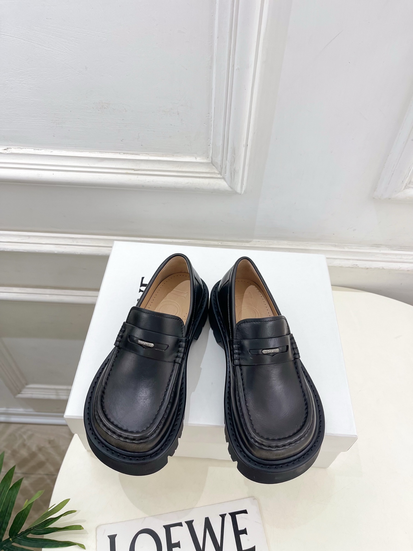 NO:629926,.LOEWE 2025 autumn and winter new Sierra doll-head loafers ———————— LOEWE, as the most popular designer brand in the past two years, has simple design, clever details, fresh and refined!  If you don’t want to hit the streets with random styles, you can check out this brand. It’s relatively niche but is so easy to match. You can see this brand everywhere on Instagram and Xiaohongshu!  BS original one-to-one customization, original custom-made calfskin upper/open edge beads/customized fabric, imported sheepskin lining, original open-molded TPU outsole, bottom thickness 4cm, size 35~39 (40, 41 custom-made, non-returnable, boots loafers, loewe, loewe, loafers, boots, cowhide, sheepskin19860909.LOEWE 罗意威 2025秋冬新款 Sierra娃娃头乐福鞋 ———————— LOEWE作为这两年最受欢迎的设计师牌,设计简单、细节巧妙、清新脱俗！ 不想满大街撞款的可以看看这个品牌,比较小众却又是那么好搭配,ins、小红书随处可见这个品牌的身影 ！BS原版一比一定制 鞋面原版定制小牛皮/开边珠/定制面料 内里进口羊皮里 大底原版开模TPU大底 底厚4cm 码数35~39(40、41订做不退换,靴子乐福鞋,loewe,loewe,loafers,boots,cowhide,sheepskin,Women's Shoes