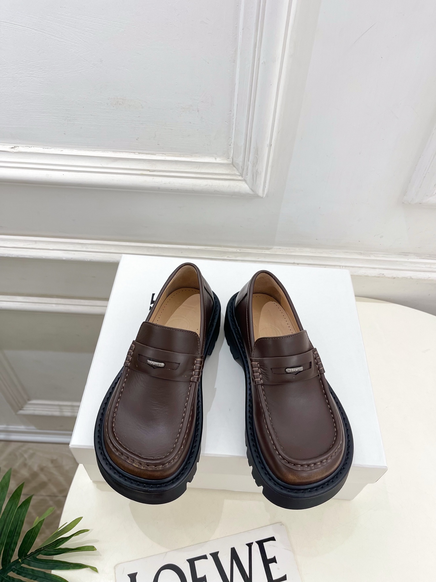 NO:629933,LOEWE 2025 autumn and winter new Sierra doll-head loafers ———————— LOEWE, as the most popular designer brand in the past two years, has simple design, clever details, fresh and refined!  If you don’t want to hit the streets with random styles, you can check out this brand. It’s relatively niche but is so easy to match. You can see this brand everywhere on Instagram and Xiaohongshu!  BS original one-to-one customization, original custom-made calfskin upper/open edge beads/custom fabric, imported sheepskin lining, original open-molded TPU outsole, sole thickness 4cm, size 35~39 (40, 41 customized, non-refundable), boots loafers, loewe, loewe, loafers, boots, cowhide, sheepskin19860909LOEWE 罗意威 2025秋冬新款 Sierra娃娃头乐福鞋 ———————— LOEWE作为这两年最受欢迎的设计师牌,设计简单、细节巧妙、清新脱俗！ 不想满大街撞款的可以看看这个品牌,比较小众却又是那么好搭配,ins、小红书随处可见这个品牌的身影 ！BS原版一比一定制 鞋面原版定制小牛皮/开边珠/定制面料 内里进口羊皮里 大底原版开模TPU大底 底厚4cm 码数35~39(40、41订做不退换）,靴子乐福鞋,loewe,loewe,loafers,boots,cowhide,sheepskin,Women's Shoes