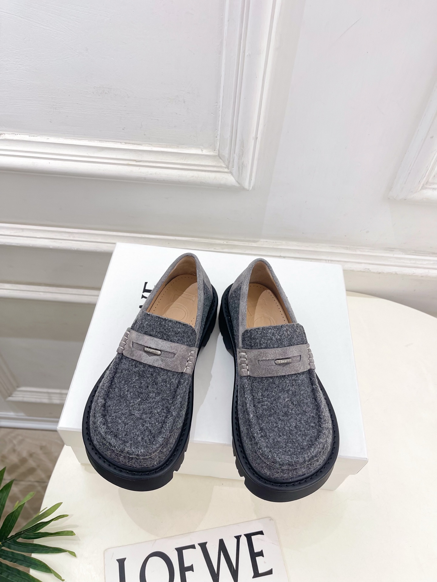 NO:616204,LOEWE 2025 autumn and winter new Sierra doll-head loafers ———————— LOEWE, as the most popular designer brand in the past two years, has simple design, clever details, fresh and refined!  If you don’t want to hit the streets with random styles, you can check out this brand. It’s relatively niche but is so easy to match. You can see this brand everywhere on Instagram and Xiaohongshu!  BS original one-to-one customization, original custom-made calfskin upper/open edge beads/custom fabric, imported sheepskin lining, original open-molded TPU outsole, sole thickness 4cm, size 35~39 (40, 41 customized, non-refundable), loafers, loewe, loewe, loafers, cowhide, sheepskin19860909LOEWE 罗意威 2025秋冬新款 Sierra娃娃头乐福鞋 ———————— LOEWE作为这两年最受欢迎的设计师牌,设计简单、细节巧妙、清新脱俗！ 不想满大街撞款的可以看看这个品牌,比较小众却又是那么好搭配,ins、小红书随处可见这个品牌的身影 ！BS原版一比一定制 鞋面原版定制小牛皮/开边珠/定制面料 内里进口羊皮里 大底原版开模TPU大底 底厚4cm 码数35~39(40、41订做不退换）,乐福鞋,loewe,loewe,loafers,cowhide,sheepskin,Women's Shoes
