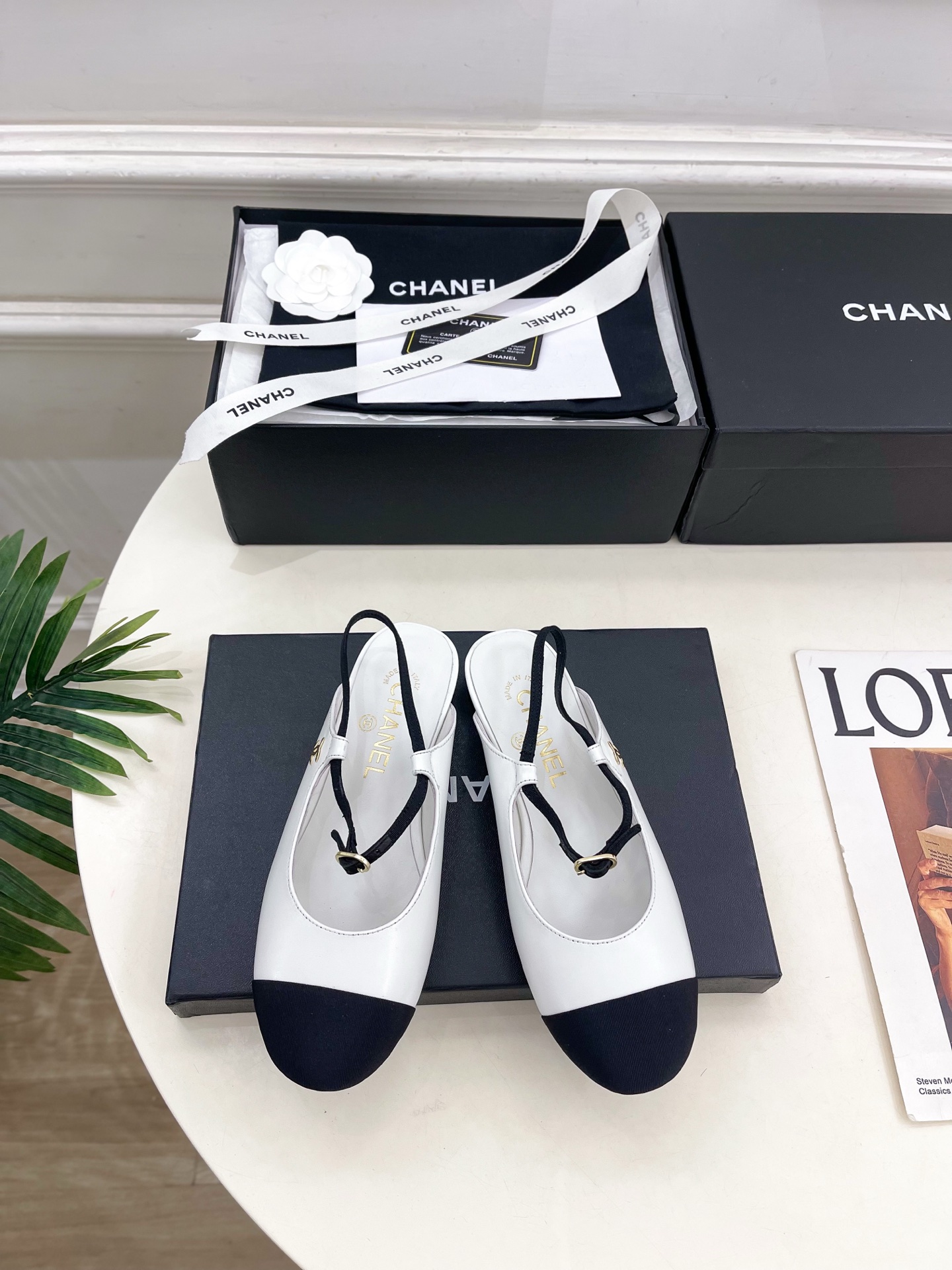 NO:616215,| Xiaoxiang 25 2025 new autumn and winter products, classic catwalk style in the counter, Xiaoxiang double C color-blocked back hollow flat sandals are new in the series. The absolute best in the BS fashion circle. The matching will interpret the meticulous, minimalist and classic elements that will never fade away. It will show a unique dressing style that is too beautiful to say. A must-have style in summer... ━━━━━ t ━━━━━  Highly customized lambskin upper, imported silk sheepskin lining, outsole, original Italian leather outsole, high flat heel, shoe size: 35-39 (40.41 customized, non-refundable), single shoes, sandals, sheepskin, Leather soles19860909| 小香 25 2025 秋冬新品 专柜经典走秀款 小香双C拼色后空平底凉鞋 系列上新 BS时尚圈的绝绝子 搭配将演绎着细致 极简 永不褪去的经典元素 展现与众不同的穿搭风格美到无话可说 夏季必入款…… ━━━━━ t ━━━━━ 鞋面高定制小羊皮  内里进口丝绸羊皮里 大底原版意大利真皮大底 跟高平底 鞋码: 35-39（40.41定制不退换）,单鞋,sandals,sheepskin,Leather soles,Women's Shoes