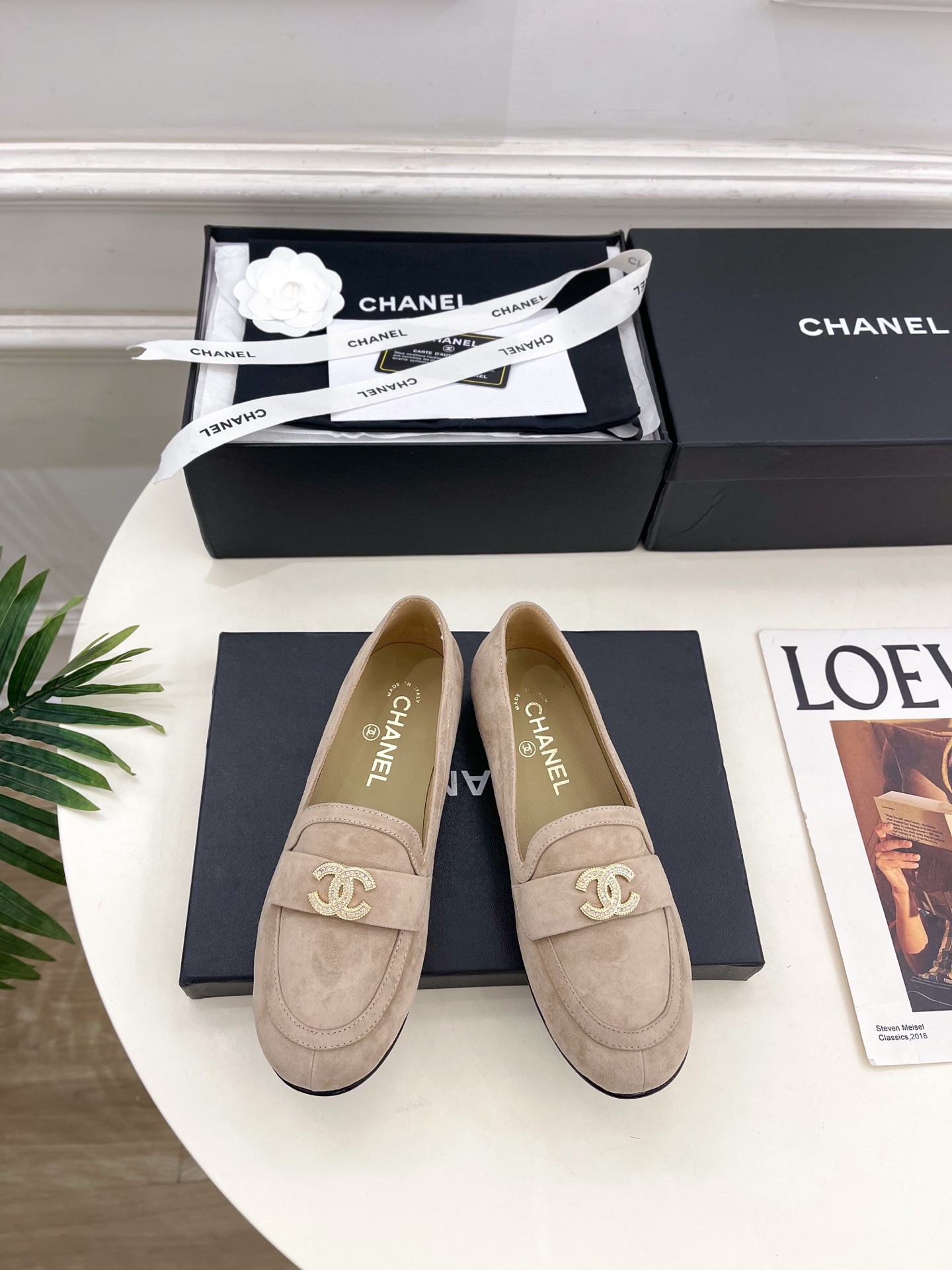 NO:616209,| Xiaoxiang 25 2025 autumn and winter new products, classic catwalk models in the counter, Xiaoxiang double C diamond buckle round-toe loafers are new in the series. The absolute best in the BS fashion circle. The matching will interpret the meticulous, minimalist and classic elements that will never fade away. It will show a unique dressing style that is too beautiful to say. A must-have style in summer... ━━━━━ t ━━━━━  Highly customized upper, original calfskin/sheep lining, imported silk sheepskin lining, outsole, original Italian leather outsole, high flat heel, shoe size: 35-39 (40.41 customized, non-refundable), loafers, loafers, cowhide, sheepskin, sheep, Leather soles19860909| 小香 25 2025秋冬新品 专柜经典走秀款 小香双C钻扣圆头乐福鞋 系列上新 BS时尚圈的绝绝子 搭配将演绎着细致 极简 永不褪去的经典元素 展现与众不同的穿搭风格美到无话可说 夏季必入款…… ━━━━━ t ━━━━━ 鞋面高定制原版小牛皮 /羊猄 内里进口丝绸羊皮里 大底原版意大利真皮大底 跟高平底 鞋码: 35-39（40.41定制不退换）,乐福鞋,loafers,cowhide,sheepskin,sheep,Leather soles,Women's Shoes