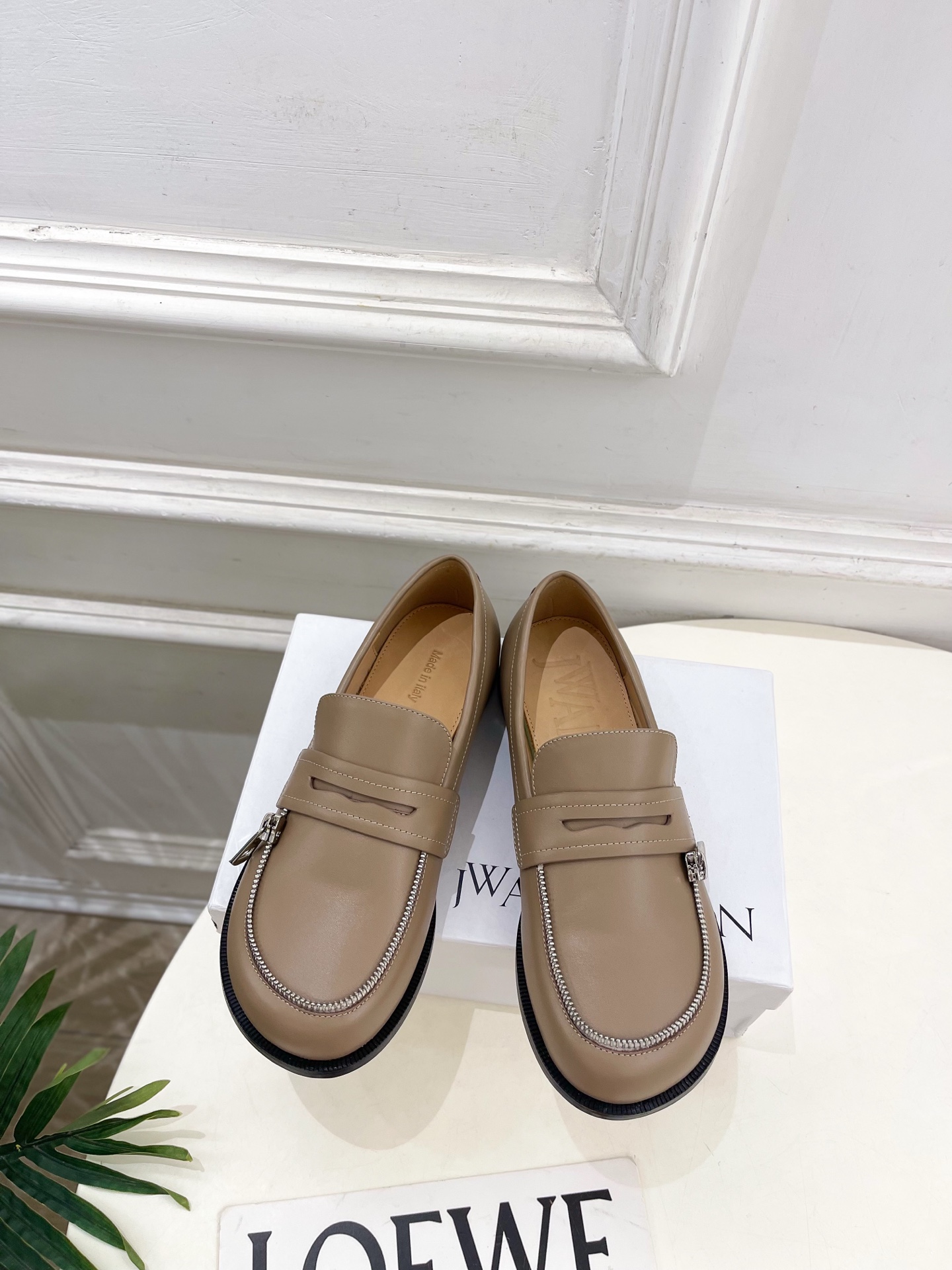 NO:616207,JW Anderson 2025 Autumn and Winter New Product Classic Retro Zipper Toe Loafers ————————— As the most popular designer brand in the past two years, the design is simple, the details are clever, fresh and refined!  If you don’t want to hit the streets with random styles, you can check out this brand. It’s relatively niche but is so easy to match. You can see this brand everywhere on Instagram and Xiaohongshu!  BS original version customized one to one!  Original specific suede/cowhide upper, imported lambskin lining, original imported leather outsole, heel height 2cm, size 35~39 (40.41 custom-made, non-returnable), loafers, loafers, cowhide, sheepskin, chamois leather, Leather soles19860909JW Anderson 2025秋冬新品 经典复古拉链头乐福鞋 ————————— 作为这两年最受欢迎的设计师牌,设计简单、细节巧妙、清新脱俗！ 不想满大街撞款的可以看看这个品牌,比较小众却又是那么好搭配,ins、小红书随处可见这个品牌的身影 ！BS原版一比一定制！ 鞋面原版特定麂皮/牛皮 内里进口小羊皮 大底原版进口真皮大底 跟高2cm 码数35~39(40.41订做不退换）,乐福鞋,loafers,cowhide,sheepskin,chamois leather,Leather soles,Women's Shoes