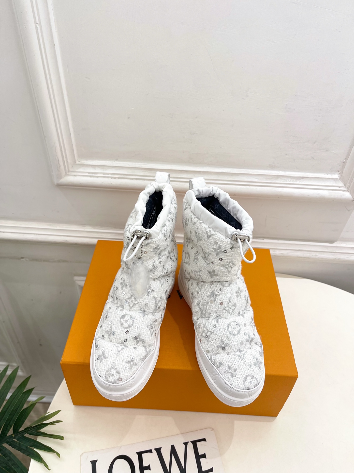 NO:616199,LV | Louis Vuitton 25 2025 Autumn and Winter new products, top version, the counter features the latest LV CLOUD tweed down snow boots, new hard goods, BS purchasing level!  Full of high-end feel!  A popular model among bloggers at home and abroad, it is retro, fashionable and looks great on your feet!  Official website main recommendation★ ━━━━━ t ━━━━━ Original tweed upper, national standard 90 white duck down, original specific logo mesh lining, original molded outsole, shoe size: 35-39 (40, 41 customization is not returnable), snow boots, louis vuitton, louis vuitton, boots, down jacket19860909LV | 路易威登 25 2025 秋冬新品顶级版本 专柜主打最新款LV CLOUD粗花呢羽绒雪地靴 硬货上新 BS代购级别！高级感十足！国内外博主刷爆的一款,复古又时髦上脚美炸了！官网主推款★ ━━━━━ t ━━━━━ 鞋面原版粗花呢国标90白鸭绒 内里原版特定logo网布 大底原版开模大底 鞋码: 35-39（40、41定制不退换）,雪地靴,louis vuitton,louis vuitton,boots,down jacket,Women's Shoes