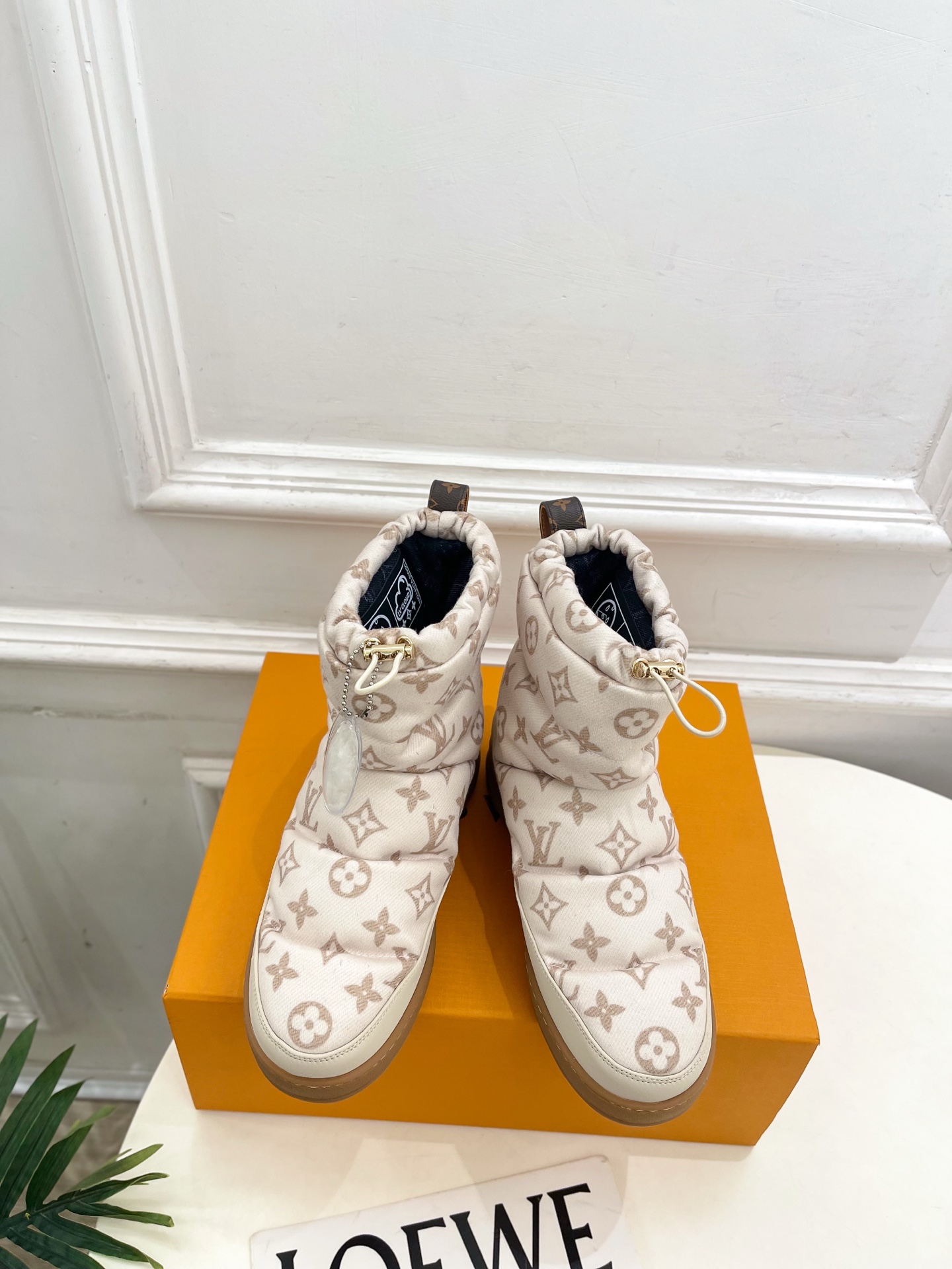 NO:616203,LV | Louis Vuitton 25 2025 Autumn and Winter new products, top version, the counter features the latest LV CLOUD woolen presbyopia and naked boots, down snow boots, new hard goods, BS purchasing level!  Full of high-end feel!  A popular model among bloggers at home and abroad, it is retro, fashionable and looks great on your feet!  The official website's main recommendation★ ━━━━━ t ━━━━━ Original custom-made woolen national standard 90 white duck down on the upper, original specific logo mesh on the lining, original molded outsole, shoe size: 35-39 (customized 40, 41 are not returnable) woolen, snow boots, louis vuitton, louis  vuitton,boots,down jacket19860909LV | 路易威登 25 2025 秋冬新品顶级版本 专柜主打最新款LV CLOUD毛呢老花及裸靴羽绒雪地靴 硬货上新 BS代购级别！高级感十足！国内外博主刷爆的一款,复古又时髦上脚美炸了！官网主推款★ ━━━━━ t ━━━━━ 鞋面原版定制毛呢国标90白鸭绒  内里原版特定logo网布 大底原版开模大底 鞋码: 35-39（40、41定制不退换） 毛呢,雪地靴,louis vuitton,louis vuitton,boots,down jacket,Women's Shoes