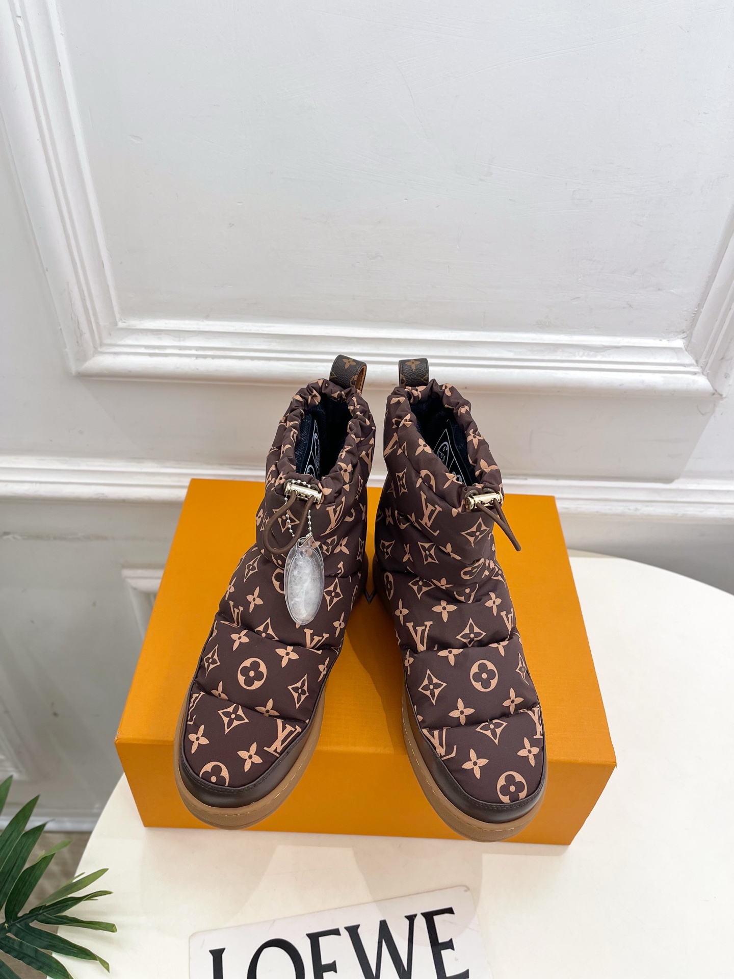 NO:616205,LV | Louis Vuitton 25 2025 Autumn and Winter new products, top version, the counter features the latest LV CLOUD presbyopia and naked boots, down snow boots, new hard goods, BS purchasing level!  Full of high-end feel!  A popular model among bloggers at home and abroad, it is retro, fashionable and looks great on your feet!  The official website's main recommendation★ ━━━━━ t ━━━━━ Original custom-made presbyopia fabric on the upper, national standard 90 white duck down, original specific logo mesh on the lining, original molded outsole, shoe size: 35-39 (customized 40, 41 are not returnable), snow boots, louis vuitton, louis vuitton, boots, down  jacket19860909LV | 路易威登 25 2025 秋冬新品顶级版本 专柜主打最新款LV CLOUD老花及裸靴羽绒雪地靴 硬货上新 BS代购级别！高级感十足！国内外博主刷爆的一款,复古又时髦上脚美炸了！官网主推款★ ━━━━━ t ━━━━━ 鞋面原版定制老花布国标90白鸭绒 内里原版特定logo网布 大底原版开模大底 鞋码: 35-39（40、41定制不退换）,雪地靴,louis vuitton,louis vuitton,boots,down jacket,Women's Shoes