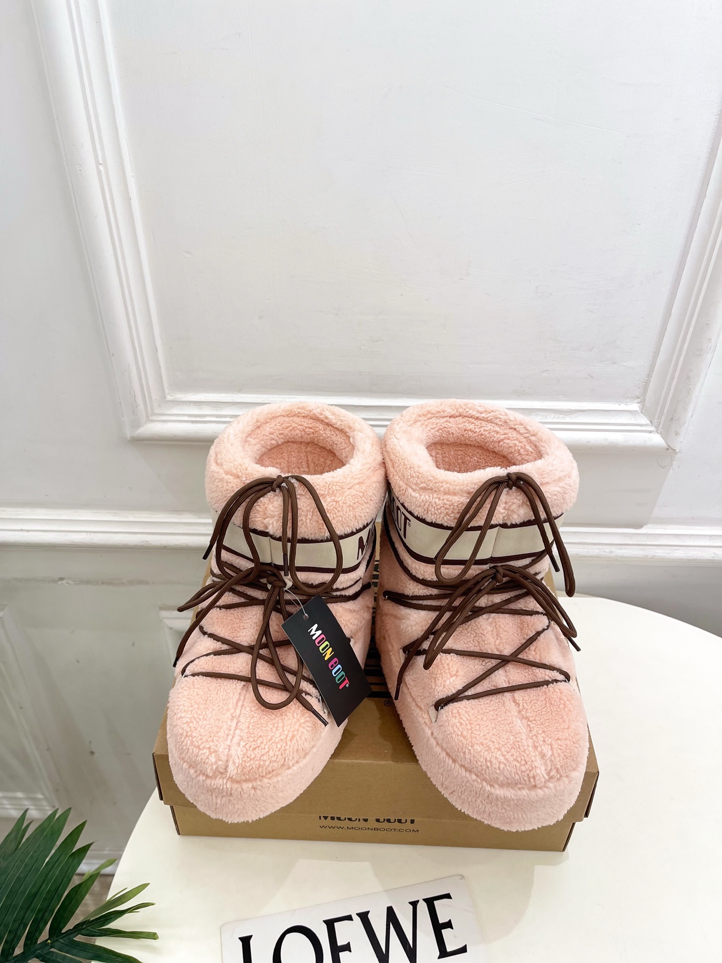 NO:617083,Moon Boot Moon Boot is a popular snow boot series for autumn and winter. These cute ski boots are very popular this year. The color combination is very fashionable and the cool personality is very strong!  Fashion hits the streets!  All major Internet celebrities have the same style!  A must-have item for winter skiing. This shoe is very comfortable on the feet and feels great. The fabric is imported wool. The lining is environmentally friendly silk floss. The outsole is an original molded two-color non-slip outsole. The size is 35-40 (customized at 34.41 and is non-refundable). The price is short boots, high boots, snow boots, boots.19860909Moon Boot 月亮靴秋冬爆款雪地靴系列 这款丑萌滑雪鞋今年非常爆,色彩搭配非常时尚 超酷个性非常强！潮派炸街！各大网红明星同款！冬季滑雪必备爆款 这款鞋子上脚非常舒服,脚感很棒 面料进口羊毛 内里环保丝绵内胆 大底原版开模双色防滑大底 码数35-40（34.41定制不退换) 价格短靴、高靴,雪地靴,boots,Women's Shoes