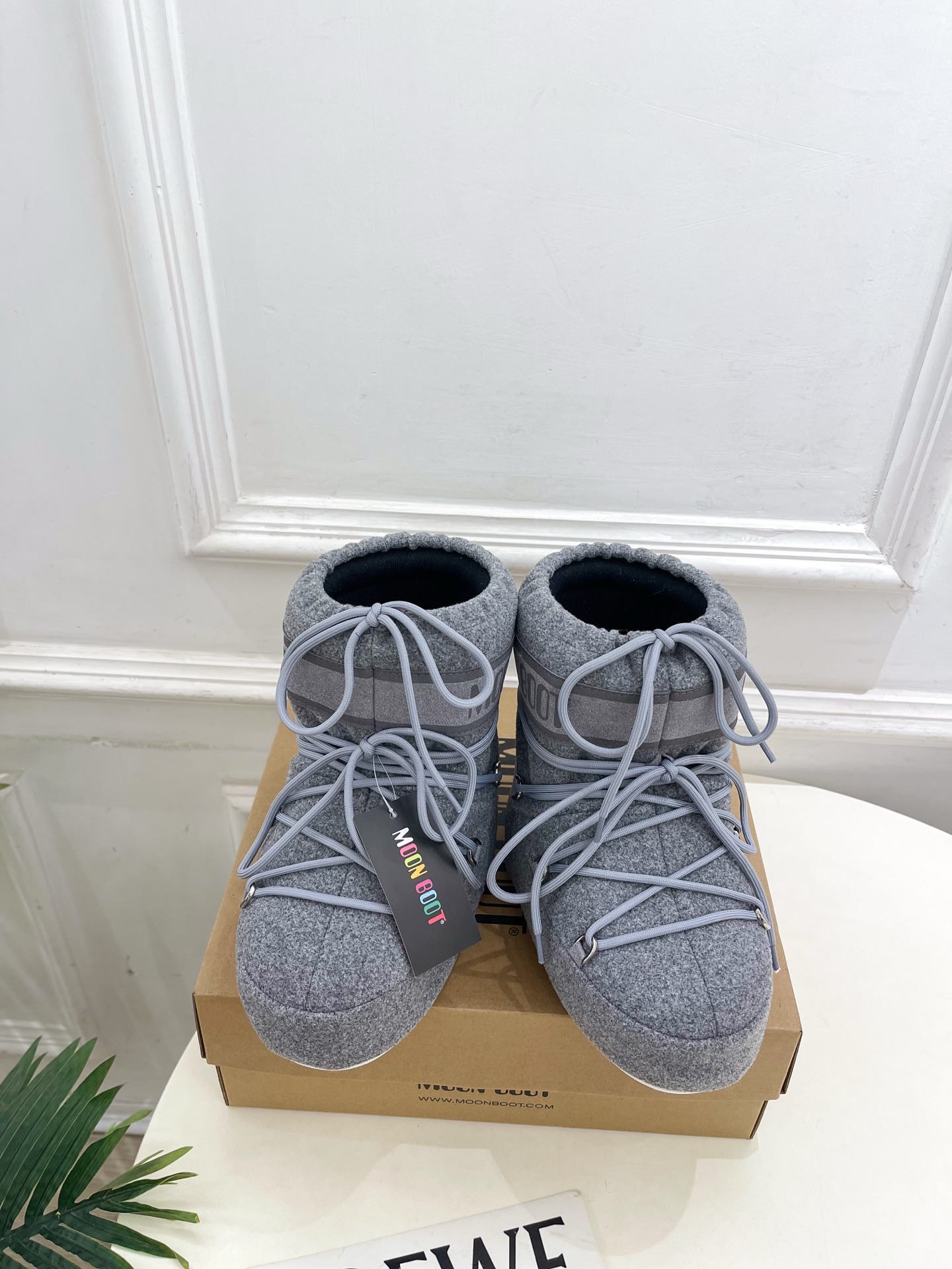 NO:617087,Moon Boot Moon Boot is a popular snow boot series for autumn and winter. These cute ski boots are very popular this year. The color combination is very fashionable and the cool personality is very strong!  Fashion hits the streets!  All major Internet celebrities have the same style!  A must-have item for winter skiing. This shoe is very comfortable on the feet and feels great. The fabric is imported and customized woolen. The lining is environmentally friendly silk floss. The outsole is an original open-molded two-color non-slip outsole. The size is 35-40 (34.41 customization is non-refundable). The price is short boots, high boots, snow boots, boots.19860909Moon Boot 月亮靴秋冬爆款雪地靴系列 这款丑萌滑雪鞋今年非常爆,色彩搭配非常时尚 超酷个性非常强！潮派炸街！各大网红明星同款！冬季滑雪必备爆款 这款鞋子上脚非常舒服,脚感很棒 面料进口定制毛呢 内里环保丝绵内胆 大底原版开模双色防滑大底 码数35-40（34.41定制不退换) 价格短靴、高靴,雪地靴,boots,Women's Shoes