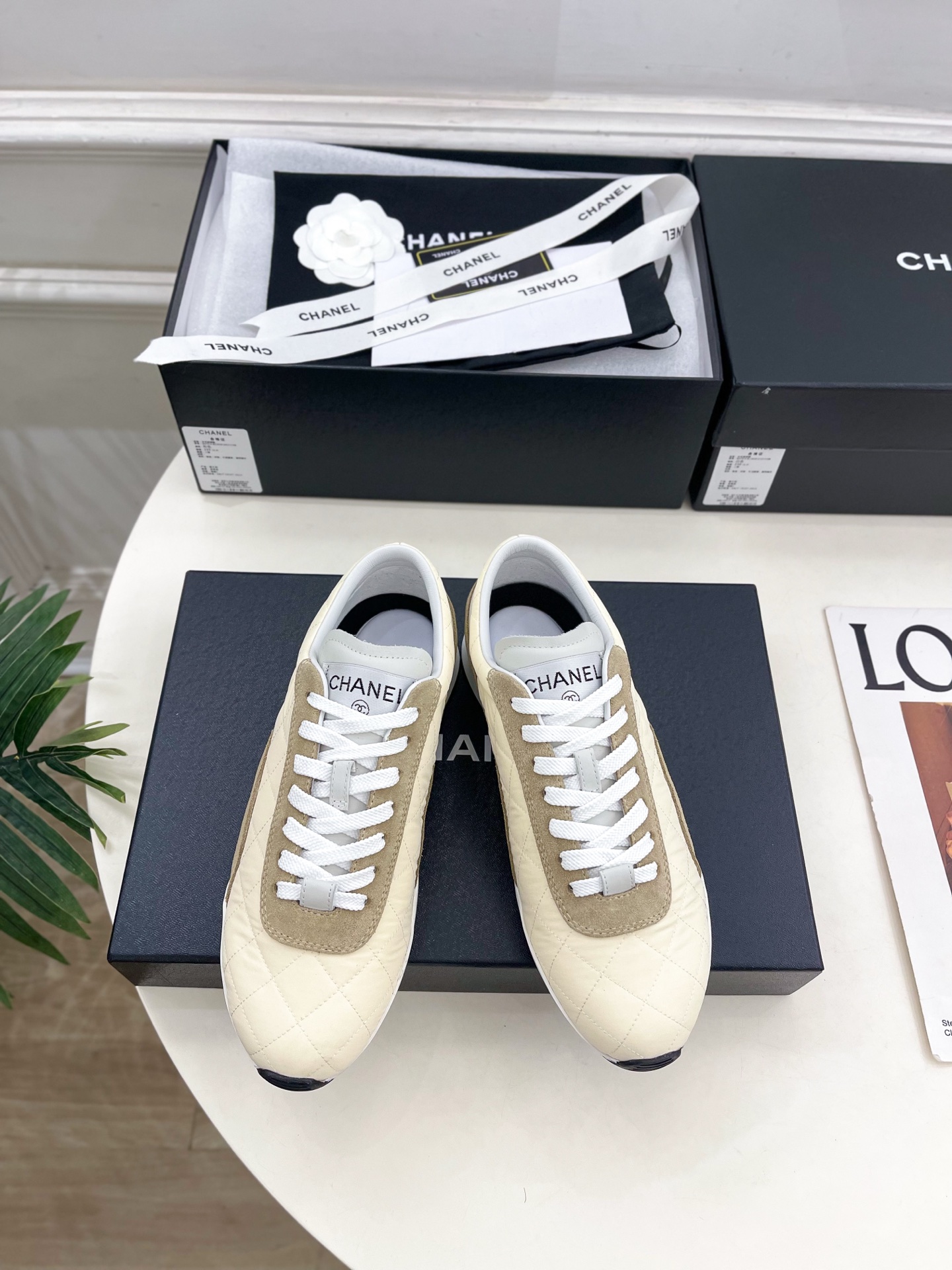 NO:617077,| Xiaoxiang 25 2025 Autumn and Winter New Products Counter Classics Xiaoxiang Double C Diamond Casual Sports Shoes New Series A must-have in the BS fashion circle. The matching will interpret meticulous, minimalist and classic elements that will never fade away. Showing a unique dressing style that is too beautiful to say. A must-have for summer... ━━━━━ t ━━━━━  Original high-customized fabric for the upper, imported lambskin lining, original open-molded non-slip color-blocked outsole, shoe size: 35-39 (40.41 customized, non-returnable), casual shoes/sports shoes, sneakers, sheepskin19860909| 小香 25 2025 秋冬新品 专柜经典款 小香双C菱格休闲运动鞋 系列上新 BS时尚圈的绝绝子 搭配将演绎着细致 极简 永不褪去的经典元素 展现与众不同的穿搭风格美到无话可说 夏季必入款…… ━━━━━ t ━━━━━ 鞋面原版高定制面料 内里进口小羊皮 大底原版开模防滑拼色大底 鞋码: 35-39（40.41定制不退换）,休闲鞋/运动鞋,sneakers,sheepskin,Women's Shoes