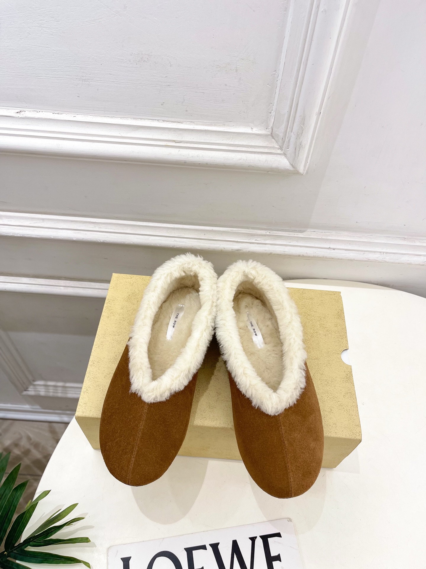 NO:617081,The row 2025 autumn and winter new product TR retro lazy fur shoes ———————— TR is the most popular designer brand in the past two years, with simple design, clever details, fresh and refined!  If you don’t want to hit the streets with random styles, you can check out this brand. It’s relatively niche but is so easy to match. You can see this brand everywhere on Instagram and Xiaohongshu!  BS original version customized one to one!  The upper is made of original specific cow, the lining is imported wool, the outsole is the original molded custom-made non-slip outsole, the heel is high and flat, the size is 35~39 (40.41 custom-made, non-refundable), furry shoes19860909The row 2025秋冬新品 TR复古懒人毛毛鞋 ————————— TR作为这两年最受欢迎的设计师牌,设计简单、细节巧妙、清新脱俗！ 不想满大街撞款的可以看看这个品牌,比较小众却又是那么好搭配,ins、小红书随处可见这个品牌的身影 ！BS原版一比一定制！ 鞋面原版特定牛猄 内里进口羊毛里 大底原版开模定制防滑大底 跟高平底 码数35~39(40.41订做不退换）,毛毛鞋,Women's Shoes