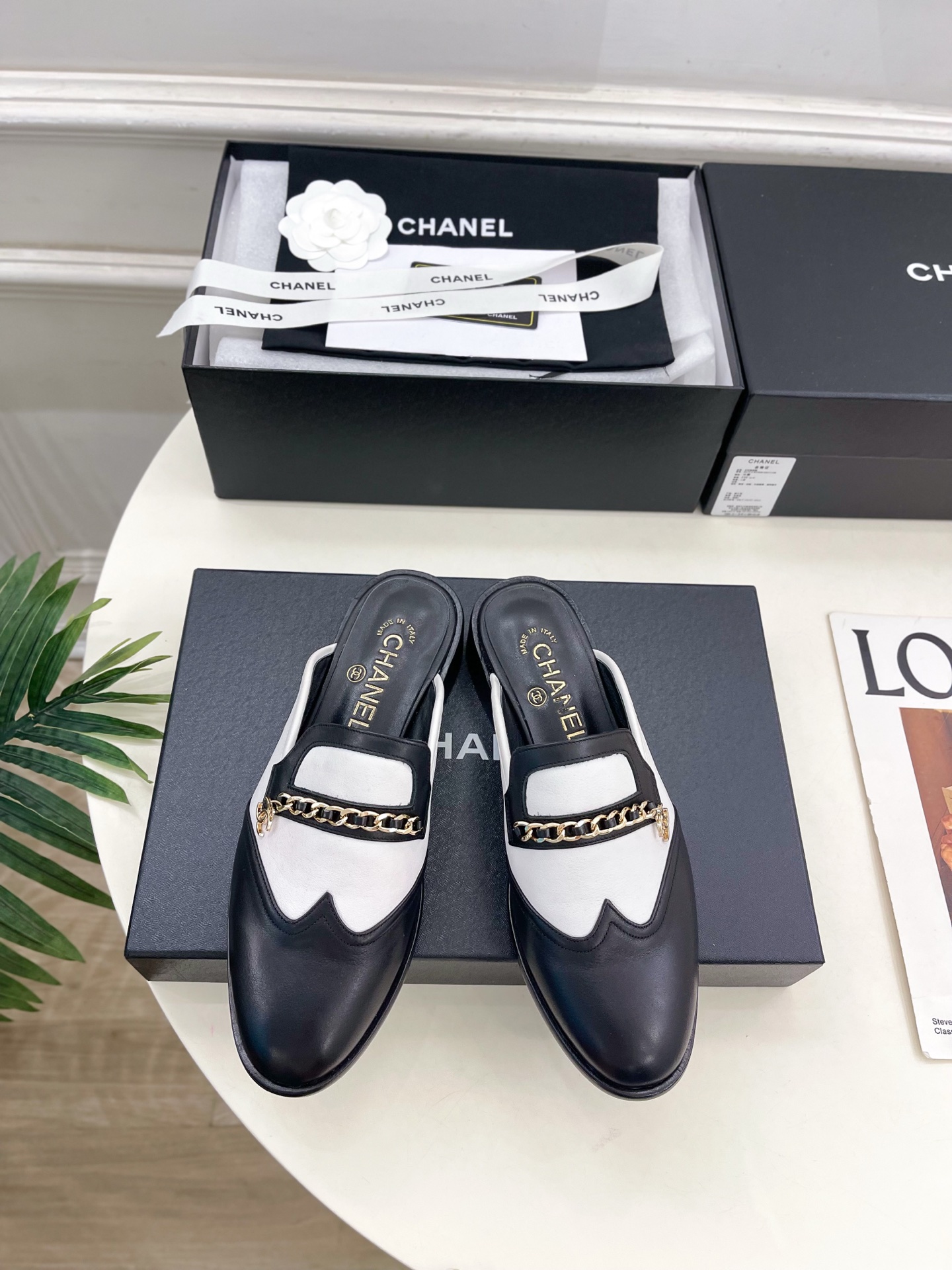 NO:617072,| Xiaoxiang 25 new autumn and winter products, classic catwalk models in the counter, Xiaoxiang double C chain half-slip loafers are new in the series. The absolute best in the BS fashion circle. The matching will interpret the meticulous, minimalist and never-fading classic elements, showing a unique dressing style that is too beautiful to say. A must-have style in summer... ━━━━━ t ━━━━━  Highly customized upper with original calf leather, lining with imported silk sheepskin, outsole with original Italian leather outsole, heel height 3.5cm, shoe size: 35-39 (40.41 customized, non-refundable), half-flop, loafers, half-flop loafers, loafers, cowhide, sheepskin, Leather soles19860909| 小香 25 秋冬新品 专柜经典走秀款 小香双C链条半拖乐福鞋 系列上新 BS时尚圈的绝绝子 搭配将演绎着细致 极简 永不褪去的经典元素 展现与众不同的穿搭风格美到无话可说 夏季必入款…… ━━━━━ t ━━━━━ 鞋面高定制原版小牛皮 内里进口丝绸羊皮里 大底原版意大利真皮大底 跟高3.5cm 鞋码: 35-39（40.41定制不退换） 半拖、乐福鞋,乐福鞋半拖,loafers,cowhide,sheepskin,Leather soles,Women's Shoes