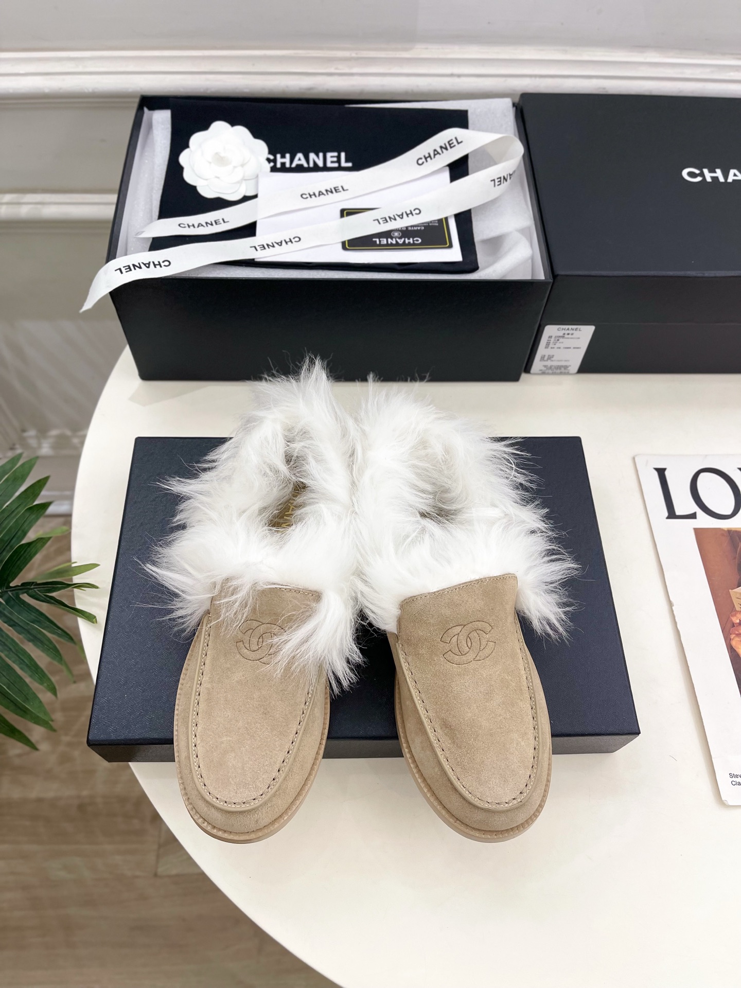 NO:617086,| Xiaoxiang 25 2025 autumn and winter new products, classic catwalk models in the counter, Xiaoxiang double C long-haired retro loafers are new in the series. The absolute best in the BS fashion circle. The matching will interpret the meticulous, minimalist and never-fading classic elements, showing a unique dressing style that is too beautiful to say. A must-have style in summer... ━━━━━ t ━━━━━  Highly customized original calfskin upper, imported silk sheepskin lining, original Italian leather outsole, heel height 2.5cm, shoe size: 35-39 (40.41 customized, non-returnable), loafers, cowhide, sheepskin, Leather soles19860909| 小香 25 2025秋冬新品 专柜经典走秀款 小香双C长毛复古乐福鞋 系列上新 BS时尚圈的绝绝子 搭配将演绎着细致 极简 永不褪去的经典元素 展现与众不同的穿搭风格美到无话可说 夏季必入款…… ━━━━━ t ━━━━━ 鞋面高定制原版小牛皮 内里进口丝绸羊皮里 大底原版意大利真皮大底 跟高2.5cm 鞋码: 35-39（40.41定制不退换）,乐福鞋毛毛鞋,loafers,cowhide,sheepskin,Leather soles,Women's Shoes