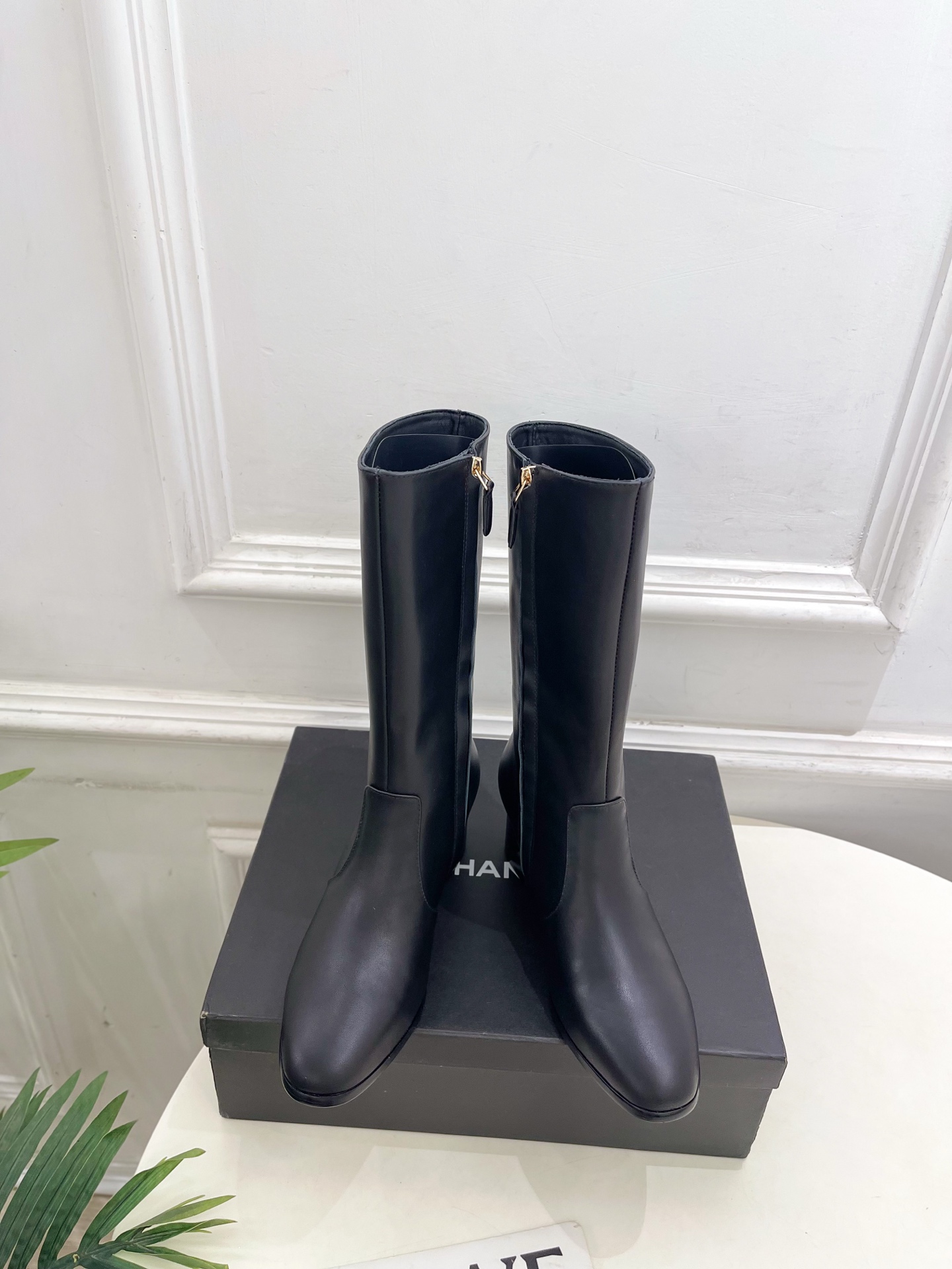 NO:617084,| Xiaoxiang 25 2025 Autumn and Winter Show New Products Xiaoxiang Double C Metal Buckle Thick Heel Side Zipper Short Boots are new in the series. The absolute best in the BS fashion circle. The matching will interpret the meticulous, minimalist and classic elements that will never fade away. Showing a unique dressing style that is too beautiful to say. A must-have for summer... ━━━━━ t ━━━━━  Original high-customized frosted cowhide upper, imported silk sheepskin lining, original genuine leather outsole imported from Italy, heel height 5cm, shoe size: 35-39 (40.41 customized, non-refundable), boots, boots, cowhide, sheepskin, Leather soles19860909| 小香 25 2025 秋冬秀场新品 小香双C金属扣粗跟侧拉链短靴 系列上新 BS时尚圈的绝绝子 搭配将演绎着细致 极简 永不褪去的经典元素 展现与众不同的穿搭风格美到无话可说 夏季必入款…… ━━━━━ t ━━━━━ 鞋面原版高定制磨砂牛皮 内里进口丝绸羊皮里 大底原版意大利进口真皮大底 跟高5cm 鞋码: 35-39（40.41定制不退换）,靴子,boots,cowhide,sheepskin,Leather soles,Women's Shoes