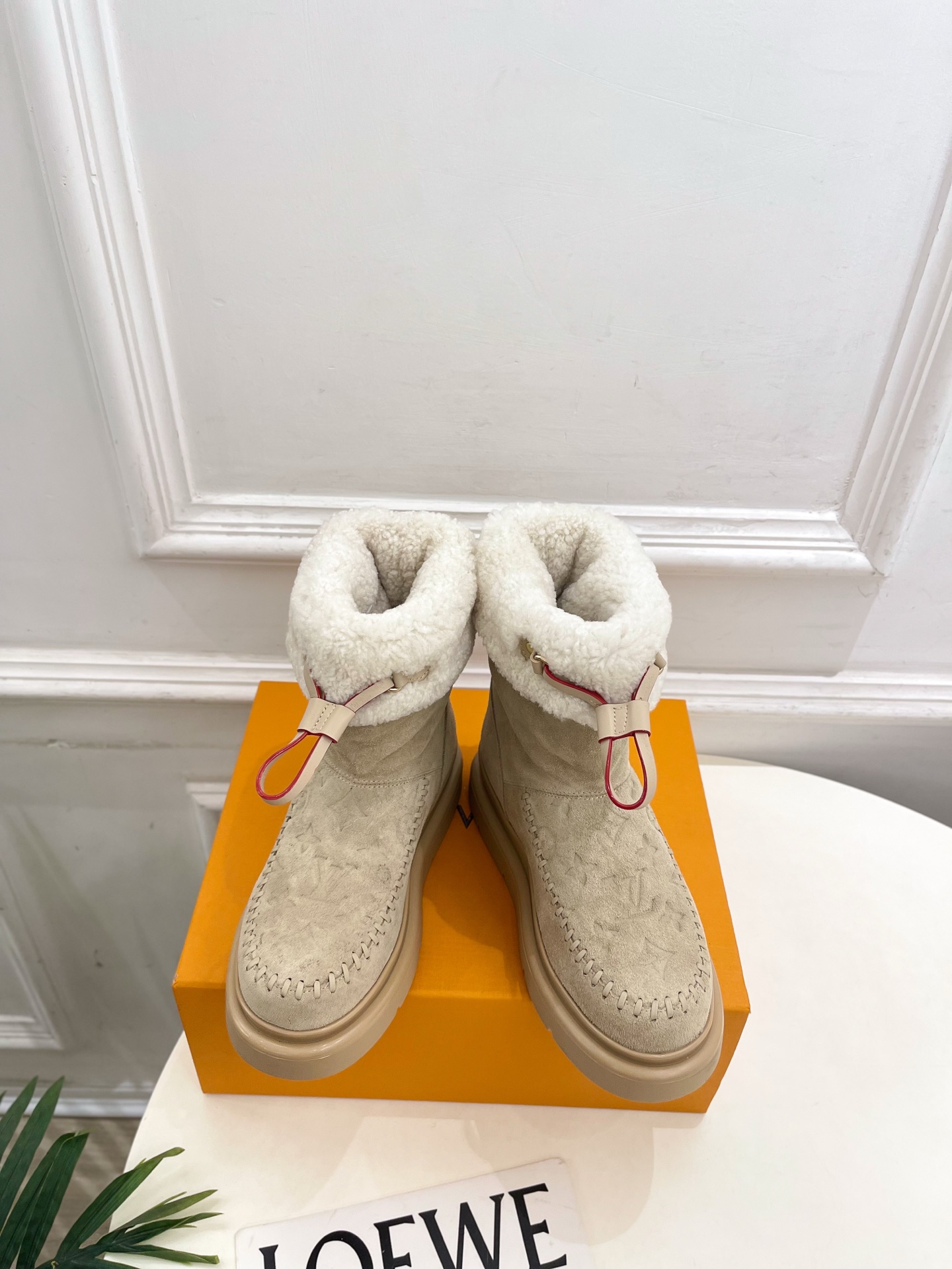 NO:617080,LV | Louis Vuitton 25 2025 autumn and winter new products top version. The counter focuses on the latest LV Ski series CORTINA ankle boots and furry snow boots. New hard goods, BS purchasing level!  Full of high-end feel!  A popular model among bloggers at home and abroad, it is retro, fashionable and looks great on your feet!  The official website's main recommendation★ ━━━━━ t ━━━━━ The upper is made of original custom-made mercerized cow suede/presbyopic leather. Lining: imported wool. Outsole. Original custom molded combination outsole. Heel height 2cm. Shoe size: 35-39 (40.41.42 customization is non-returnable), snow boots, louis vuitton, louis  vuitton,boots19860909LV | 路易威登 25 2025秋冬新品顶级版本 专柜主打最新款LV Ski 系列 CORTINA 及踝靴毛毛雪地靴 硬货上新 BS代购级别！高级感十足！国内外博主刷爆的一款,复古又时髦上脚美炸了！官网主推款★ ━━━━━ t ━━━━━ 鞋面原版特定制丝光牛反绒/老花皮  内里: 进口羊毛 大底原版定制开模组合大底 跟高2cm 鞋码: 35-39（40.41.42定制不退换）,雪地靴,louis vuitton,louis vuitton,boots,Women's Shoes