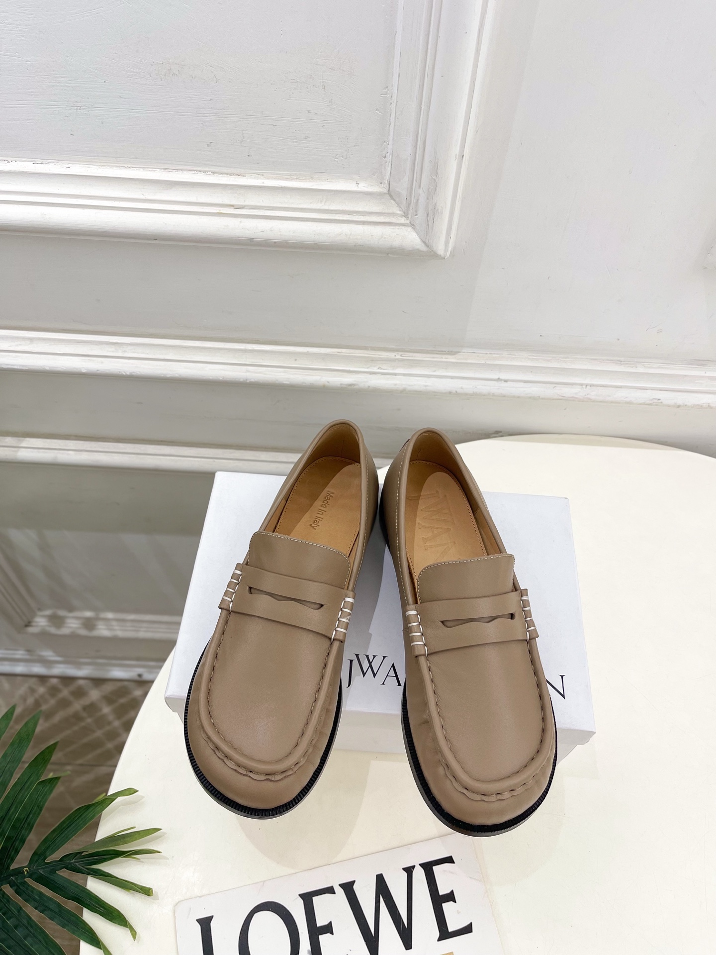 NO:617076,JW Anderson 2025 Autumn and Winter New Products Classic Retro Simple Loafers ————————— As the most popular designer brand in the past two years, the design is simple, the details are clever, fresh and refined!  If you don’t want to hit the streets with random styles, you can check out this brand. It’s relatively niche but is so easy to match. You can see this brand everywhere on Instagram and Xiaohongshu!  BS original version customized one to one!  Original specific suede/cowhide upper, imported lambskin lining, original molded outsole, customized non-slip outsole, heel height 2cm, size 35~39 (40.41 custom-made, non-refundable), loafers, loafers, cowhide, sheepskin, chamois leather19860909JW Anderson 2025秋冬新品 经典复古简约乐福鞋 ————————— 作为这两年最受欢迎的设计师牌,设计简单、细节巧妙、清新脱俗！ 不想满大街撞款的可以看看这个品牌,比较小众却又是那么好搭配,ins、小红书随处可见这个品牌的身影 ！BS原版一比一定制！ 鞋面原版特定麂皮/牛皮 内里进口小羊皮 大底原版开模定制防滑大底 跟高2cm 码数35~39(40.41订做不退换）,乐福鞋,loafers,cowhide,sheepskin,chamois leather,Women's Shoes