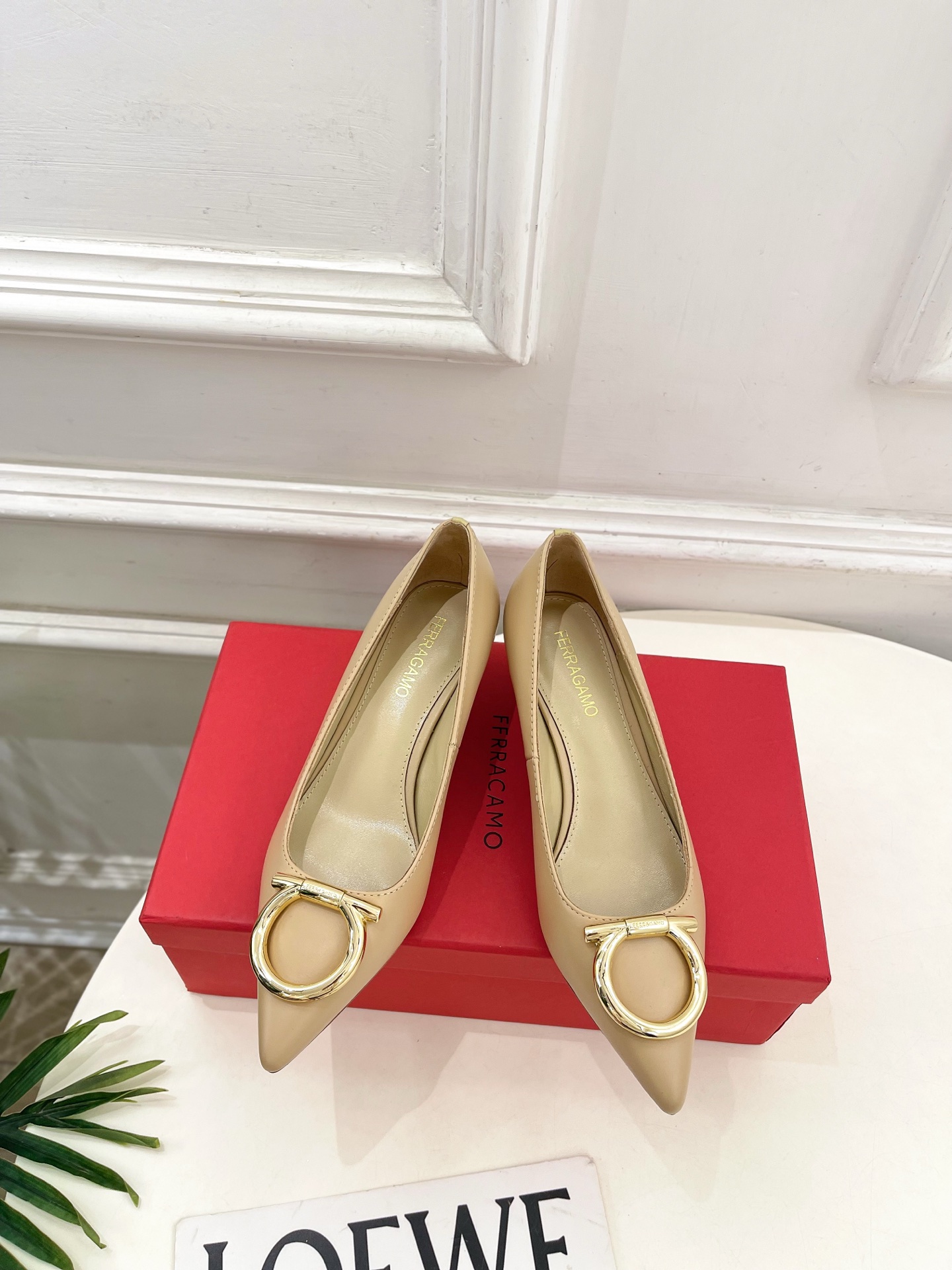 NO:617074,Ferragamo｜Ferragamo 25 2025 autumn and winter new products classic pointed large Gancini buckle high heels are hot new!   This shoe is definitely a dark horse. It has great looks and is popular among internet celebrity bloggers. It makes the goddesses swoon. Top-notch craftsmanship creates exquisite quality. It is unbeatable and comfortable. It is definitely a love-at-first-sight style!  BS is fashionable and versatile, a must-have for everyone!  Fabric original custom calfskin lining mixed sheepskin lining original leather outsole imported from Italy Heel height 4cm/7cm Size35-39 (40.41 customization is non-returnable), high-heeled shoes, ferragamo, ferragamo, high heels, cowhide, sheepskin, Leather soles19860909Ferragamo｜菲拉格慕25 2025秋冬新品 经典尖头大号Gancini扣饰高跟鞋 火爆上新！  这鞋绝对是黑马选手 颜值超高 网红博主火爆追捧 特让女神们心动 顶级工艺打造精品质感 无敌舒适 绝对是一见钟情款！BS时尚百搭,人手必备！ 面料原版定制小牛皮 内里混种羊皮里 鞋底原版意大利进口真皮大底 跟高4cm/7cm Size35-39（40.41定制不退换）,高跟鞋单鞋,ferragamo,ferragamo,high heels,cowhide,sheepskin,Leather soles,Women's Shoes