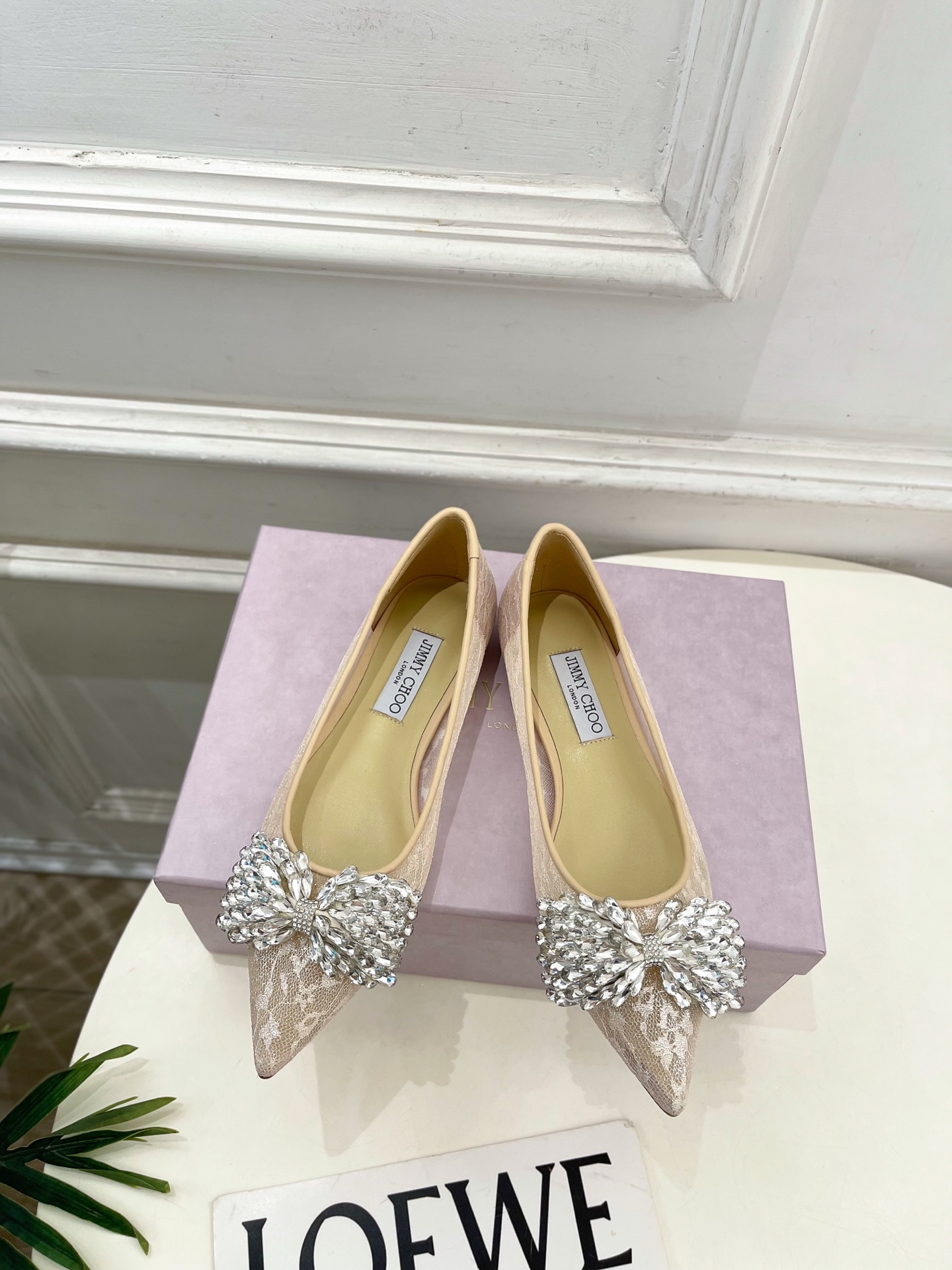 NO:617071,JimmyChoo Jimmy Choo 25ss ———— 2025ss new products, the latest JC crystal bow pointed-toe high-heeled shoes, a lady-like style, a shoe that is super comfortable for the feet, timeless, fashionable charm starts from the first step, enjoy the envious eyes, this year's pointed-toe high-heeled shoes are more fragrant, and have begun to lead the fashion trend again, versatile and durable, original high-customized imported mesh fabric on the upper, imported sheepskin lining, original Italian leather outsole  High heels/6.5cm/8.5cm, sizes 35~39 (34.40.41 custom-made, non-refundable), high heels, jimmy choo, jimmy choo, high heels, sheepskin, Leather soles19860909JimmyChoo吉米周 25ss ———  2025ss新品 专柜最新 JC水晶蝴蝶结尖头高跟鞋 名媛气质款 上脚超级舒适的一款鞋,历久弥新,时髦魅力始于足下,悦享羡慕眼光,今年尖头高跟鞋比较香,又开始引领时尚趋势了,百搭耐看 鞋面原版高定制进口网眼布 内里进口羊皮里 大底原版意大利真皮大底 跟高平底/6.5cm/8.5cm 尺码35~39（34.40.41定做不退换）,高跟鞋单鞋,jimmy choo,jimmy choo,high heels,sheepskin,Leather soles,Women's Shoes