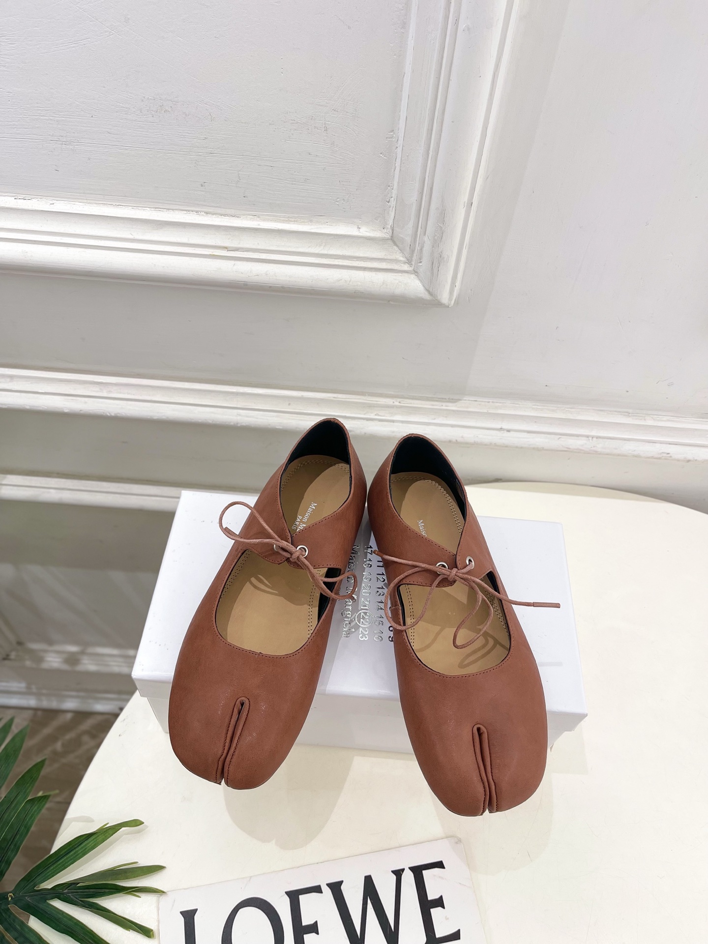 NO:617067,Maison Margiela · MM6 Margiela 2025 new autumn and winter retro strappy split-toe Mary Jane flat shoes———————— MM6 is the most popular genius designer brand in the past two years. Its simple design and luxurious texture will make you fall in love with it. If you don’t want to hit the streets, you can check out this brand. It is relatively niche but is so easy to match. You can see this brand everywhere on Instagram and Xiaohongshu!  BS original one-to-one customization. Original custom-made cowhide for the upper. Imported cowhide lining for the outsole. Original Italian genuine leather outsole. High flat heel. Size 35-39 (40.41 can be customized). Split-toe shoes, masion margiela, masion margiela, mary jane, flats, cowhide, Leather soles.19860909Maison Margiela· MM6马吉拉 2025 秋冬新款 复古绑带分趾玛丽珍平底鞋———————— MM6作为这两年最受欢迎的鬼才设计师品牌,设计简单、奢华的质感让你爱不释手 不想满大街撞款的可以看看这个品牌,比较小众却又是那么好搭配,ins、小红书随处可见这个品牌的身影 ！BS原版一比一定制 鞋面原版特定制牛皮 内里进口牛皮里 大底原版意大利真皮大底 跟高平底 码数35-39（40.41可定做）,分趾鞋,masion margiela,masion margiela,mary jane,flats,cowhide,Leather soles,Women's Shoes