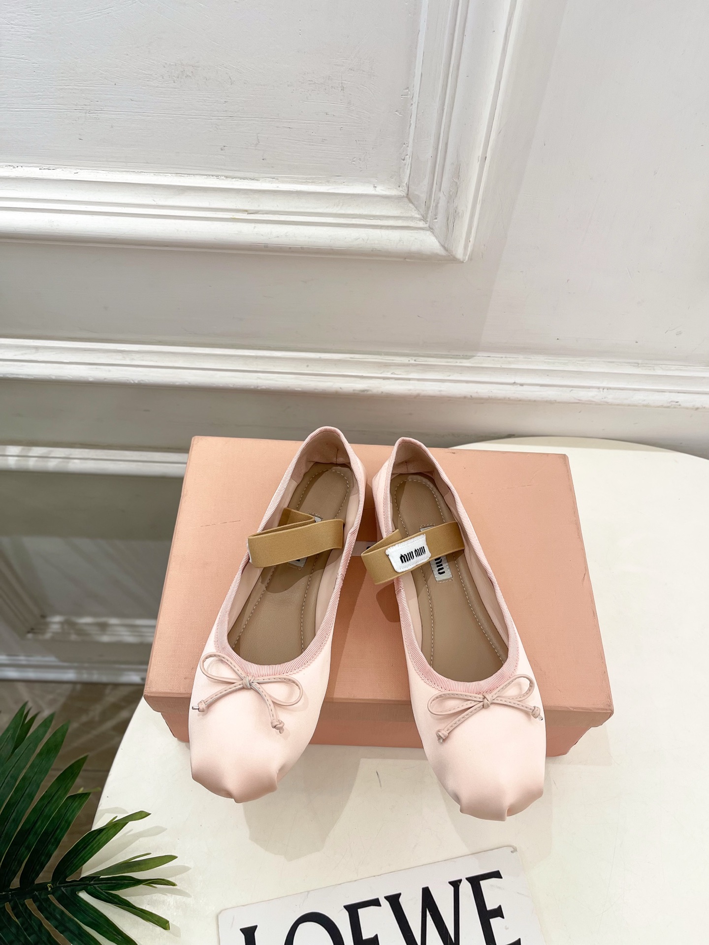NO:628706,Miu Miu | Miu Miu 25 2025 autumn and winter new products counter features the latest catwalk style classic bow micro-label elastic band ballet flats, hot new arrival!  BS Miaojia's high-end products, top-notch craftsmanship to create exquisite quality, unparalleled comfort, it is definitely a love at first sight!  Fashionable and versatile, a must-have for everyone!  T19860909Miu Miu | 缪缪 25 2025秋冬新品专柜主打最新走秀款 经典蝴蝶结微标弹力带芭蕾平底鞋 火爆上新！ BS缪家高货 顶级工艺打造精品质感 无敌舒适 绝对是一见钟情款！时尚百搭,人手必备！ ━━━━━ t ━━━━━ 鞋面进口顶级定制缎面  内里: 进口羊皮里  大底原版进口真皮大底  跟高平底 鞋码: 35-39(40.41定制不退换）,芭蕾舞鞋,miumiu,flats,sheepskin,Leather soles,Women's Shoes