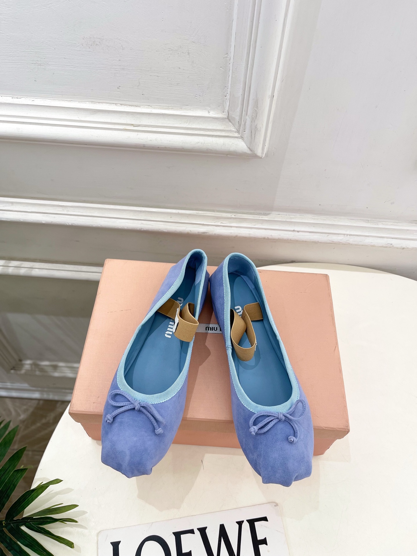 NO:628681,Miu Miu | Miu Miu 25 2025 autumn and winter new products counter features the latest catwalk style classic bow micro-label elastic band ballet flats, hot new arrival!  BS Miaojia's high-end products, top-notch craftsmanship to create exquisite quality, unparalleled comfort, it is definitely a love at first sight!  Fashionable and versatile, a must-have for everyone!  ━━━━━ t ━━━━━ Upper imported top-grade customized cashmere leather Lining: imported sheepskin lining Outsole original imported genuine leather outsole High flat heel Shoe size: 35-39 (40.41 customized non-returnable), ballet shoes, miumiu, flats, sheepskin, Leather soles19860909Miu Miu | 缪缪 25 2025秋冬新品专柜主打最新走秀款 经典蝴蝶结微标弹力带芭蕾平底鞋 火爆上新！ BS缪家高货 顶级工艺打造精品质感 无敌舒适 绝对是一见钟情款！时尚百搭,人手必备！ ━━━━━ t ━━━━━ 鞋面进口顶级定制羊绒皮  内里: 进口羊皮里  大底原版进口真皮大底  跟高平底 鞋码: 35-39(40.41定制不退换）,芭蕾舞鞋,miumiu,flats,sheepskin,Leather soles,Women's Shoes