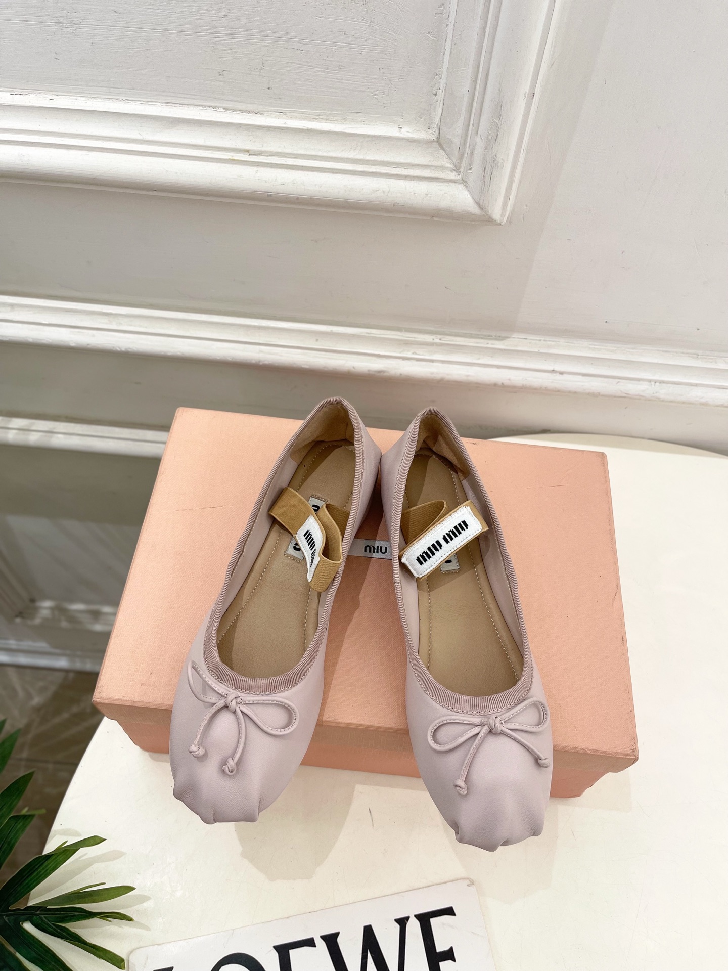 NO:628687,Miu Miu | Miu Miu 25 2025 autumn and winter new products counter features the latest catwalk style classic bow micro-label elastic band ballet flats, hot new arrival!  BS Miaojia's high-end products, top-notch craftsmanship to create exquisite quality, unparalleled comfort, it is definitely a love at first sight!  Fashionable and versatile, a must-have for everyone!  ━━━━━ t ━━━━━ Upper imported top-grade customized lambskin Lining: Imported sheepskin lining Outsole Original imported genuine leather outsole Heel high flat shoe size: 35-39 (40.41 customized non-returnable), ballet shoes, miumiu, flats, sheepskin, Leather soles19860909Miu Miu | 缪缪 25 2025秋冬新品专柜主打最新走秀款 经典蝴蝶结微标弹力带芭蕾平底鞋 火爆上新！ BS缪家高货 顶级工艺打造精品质感 无敌舒适 绝对是一见钟情款！时尚百搭,人手必备！ ━━━━━ t ━━━━━ 鞋面进口顶级定制小羊皮  内里: 进口羊皮里  大底原版进口真皮大底  跟高平底 鞋码: 35-39(40.41定制不退换）,芭蕾舞鞋,miumiu,flats,sheepskin,Leather soles,Women's Shoes