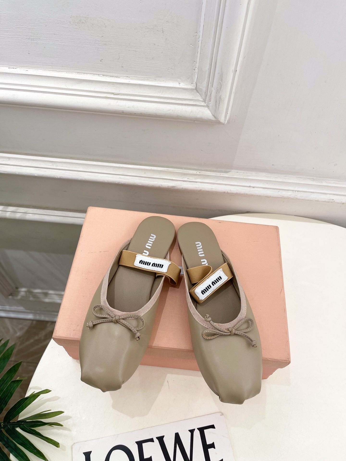 NO:628701,Miu Miu | Miu Miu 25 2025 autumn and winter new product counter features the latest catwalk style, classic bow micro-labeled elastic band half slippers, hot new arrival!  BS Miaojia's high-end products, top-notch craftsmanship to create exquisite quality, unparalleled comfort, it is definitely a love at first sight!  Fashionable and versatile, a must-have for everyone!  ━━━━━ t ━━━━━ Upper imported top-grade customized satin/sheepskin/cashmere Lining: imported sheepskin lining outsole original imported genuine leather outsole high heel flat shoe size: 35-39 (40.41 customized non-returnable), half drag, miumiu, slippers, sheepskin, silk fabric, Leather soles19860909Miu Miu | 缪缪 25 2025秋冬新品专柜主打最新走秀款 经典蝴蝶结微标弹力带半拖鞋 火爆上新！ BS缪家高货 顶级工艺打造精品质感 无敌舒适 绝对是一见钟情款！时尚百搭,人手必备！ ━━━━━ t ━━━━━ 鞋面进口顶级定制绸缎/羊皮/羊绒  内里: 进口羊皮里  大底原版进口真皮大底  跟高平底 鞋码: 35-39(40.41定制不退换）,半拖,miumiu,slippers,sheepskin,silk fabric,Leather soles,Women's Shoes