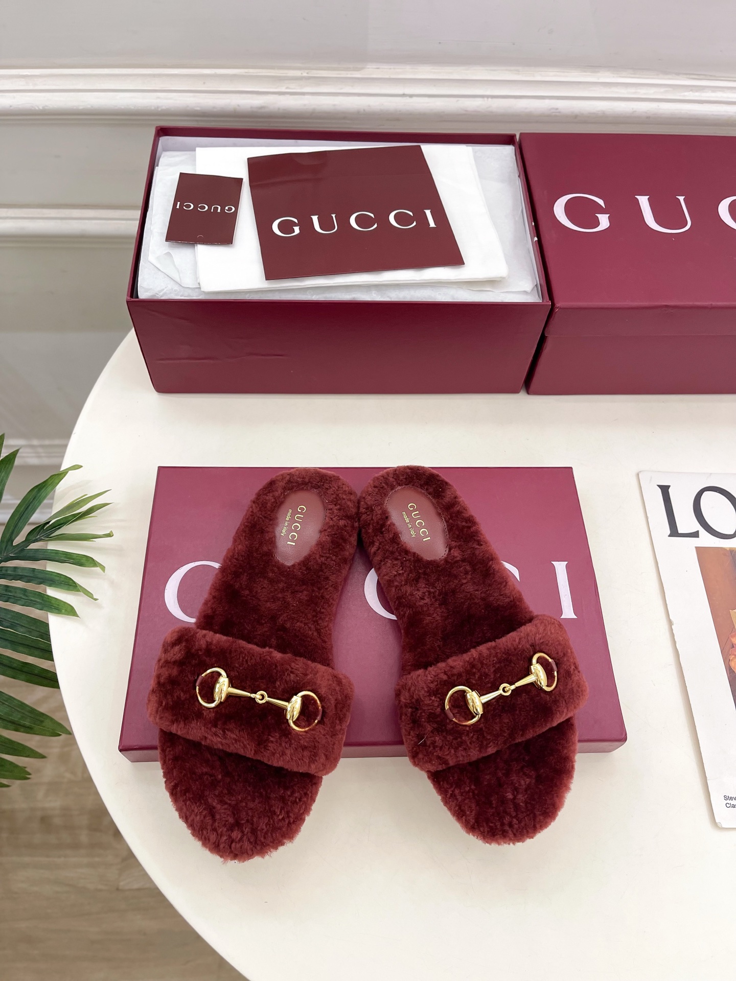 NO:628691,Gucci | Gucci 25 G’s flagship series is finally available, and the products are worth looking forward to!  Original classic, create new design, BS new style, classic horsebit buckle with flat bottom fur mop, purchasing agent level!  Full of high-end feel!  A favorite among bloggers at home and abroad, it is retro and fashionable, easy to wear and looks great on your feet!  Official website mainly recommends, new colors are constantly updated ━━━━━t ━━━━━ Highly customized uppers imported wool Lining: imported wool lining Outsole original Italian leather outsole Shoe size: 35-39 (40.41.42 can be customized), fur shoes and slippers, gucci, gucci, gucci, slippers, Leather soles19860909Gucci | 古驰 25 G家 主打系列终于面世,狠货值得期待！原有的经典 创造新设计 BS新款 经典马衔扣一字带平底毛拖 代购级别！高级感十足！国内外博主刷爆的一款,复古又时髦 穿搭简便 上脚美炸了！官网主推,新色持续更新 ━━━━━ t ━━━━━ 鞋面高定制进口羊毛  内里: 进口羊毛里 大底原版意大利真皮大底 鞋码: 35-39（40.41.42可定制）,毛毛鞋拖鞋,gucci,gucci,gucci,slippers,Leather soles,Women's Shoes