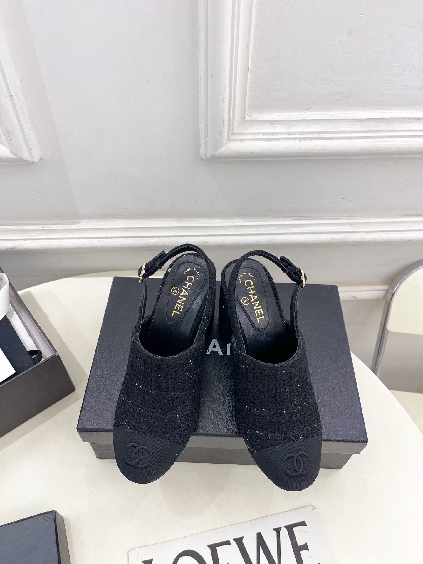 NO:628679,| Xiaoxiang 25 2025 early spring new products, classic catwalk style in the counter, Xiaoxiang double C color-blocked back empty sandals are new in the series. The absolute best in the BS fashion circle. The matching will interpret the meticulous, minimalist and never-fading classic elements, showing a unique dressing style that is too beautiful to say. A must-have style in summer... ━━━━━ t ━━━━━  Highly customized upper with original lambskin/custom fabric, lining with imported silk sheepskin, outsole with original Italian leather outsole, heel height 8cm, shoe size: 35-39 (40.41 customized, non-returnable), high heels, sandals, high heels, sheepskin, Leather soles19860909| 小香 25 2025早春新品 专柜经典走秀款 小香双C拼色后空凉鞋 系列上新 BS时尚圈的绝绝子 搭配将演绎着细致 极简 永不褪去的经典元素 展现与众不同的穿搭风格美到无话可说 夏季必入款…… ━━━━━ t ━━━━━ 鞋面高定制原版小羊皮/定制布料 内里进口丝绸羊皮里 大底原版意大利真皮大底 跟高8cm  鞋码: 35-39（40.41定制不退换）,高跟鞋凉鞋,sandals,high heels,sheepskin,Leather soles,Women's Shoes