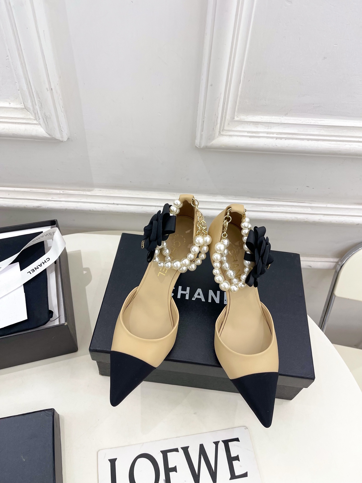 NO:628673,| Xiaoxiang 25 2025 new products, classic catwalk models in the counter, Xiaoxiang Double C Camellia Pearl Necklace, Color Matching Pointed Toe Hollow Shoes, new series, a must-have in the BS fashion circle. The matching will interpret the meticulous, minimalist, classic elements that will never fade away, showing a unique dressing style that is too beautiful to say. A must-have for summer... ━━━━━ t  ━━━━━ Upper highly customized original lambskin, lining imported silk sheepskin, outsole original Italian leather outsole, heel height 8.5cm, shoe size: 35-39 (40.41 customization is non-returnable), high heels, sandals, sandals, high heels, necklace, sheepskin, Leather soles19860909| 小香 25 2025新品 专柜经典走秀款 小香双C山茶花珍珠项链拼色尖头中空鞋 系列上新 BS时尚圈的绝绝子 搭配将演绎着细致 极简 永不褪去的经典元素 展现与众不同的穿搭风格美到无话可说 夏季必入款…… ━━━━━ t ━━━━━ 鞋面高定制原版小羊皮 内里进口丝绸羊皮里 大底原版意大利真皮大底 跟高8.5cm  鞋码: 35-39（40.41定制不退换）,高跟鞋凉鞋,sandals,high heels,necklace,sheepskin,Leather soles,Women's Shoes