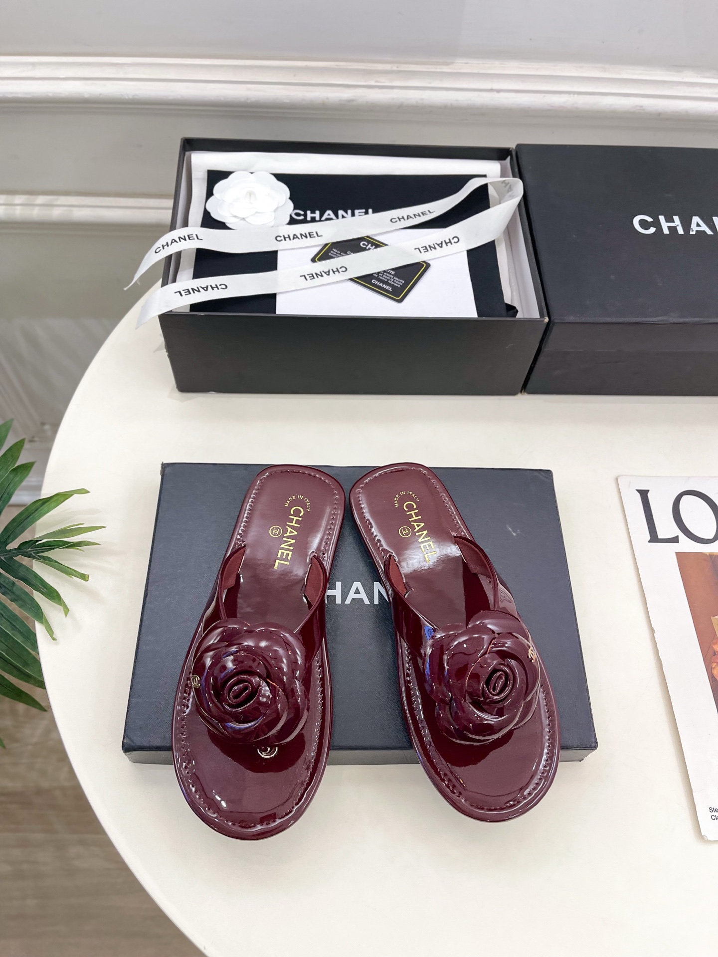 NO:628666,| Xiaoxiang 25 2025 early spring new products, classic catwalk models in the counter, Xiaoxiang double C camellia flip-flops are new in the series. The absolute best in the BS fashion circle. The matching will interpret the meticulous, minimalist and classic elements that will never fade away. It will show a unique dressing style that is too beautiful to say. A must-have item for summer... ━━━━━ t ━━━━━  Highly customized upper, original cow patent leather, lining imported silk sheepskin, outsole, original Italian leather outsole, high flat heel, shoe size: 35-39 (40.41 customized, non-returnable), split-toe shoes, slippers, sheepskin, Leather soles19860909| 小香 25 2025早春新品 专柜经典走秀款 小香双C山茶花夹脚人字拖鞋 系列上新 BS时尚圈的绝绝子 搭配将演绎着细致 极简 永不褪去的经典元素 展现与众不同的穿搭风格美到无话可说 夏季必入款…… ━━━━━ t ━━━━━ 鞋面高定制原版牛漆皮 内里进口丝绸羊皮里 大底原版意大利真皮大底 跟高平底  鞋码: 35-39（40.41定制不退换）,分趾鞋,slippers,sheepskin,Leather soles,Women's Shoes