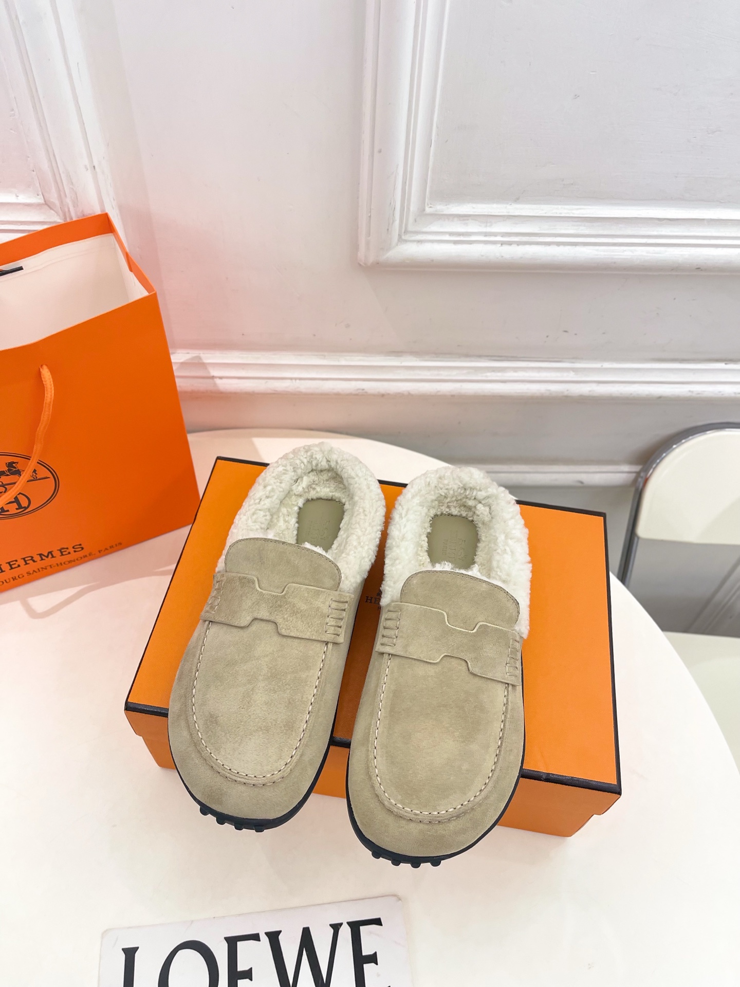 NO:628659,* Hermès 25 2025 autumn new products, new counters, classic Lazy casual wool loafer half slippers series, original specific cow suede upper, imported wool lining, outsole, original molded custom non-slip outsole, high flat heel, shoe size: 35-39 (40.41 custom-made, non-returnable), loafers, hermes, loafers, slippers19860909* 爱玛仕 25 2025秋新新品 专柜新款 经典Lazy休闲羊毛乐福半拖鞋 系列 鞋面原版特定牛反绒 内里进口羊毛里 大底原版开模定制防滑大底 跟高平底 鞋码:35-39（40.41定做不退换）,乐福鞋毛毛鞋,hermes,loafers,slippers,Women's Shoes