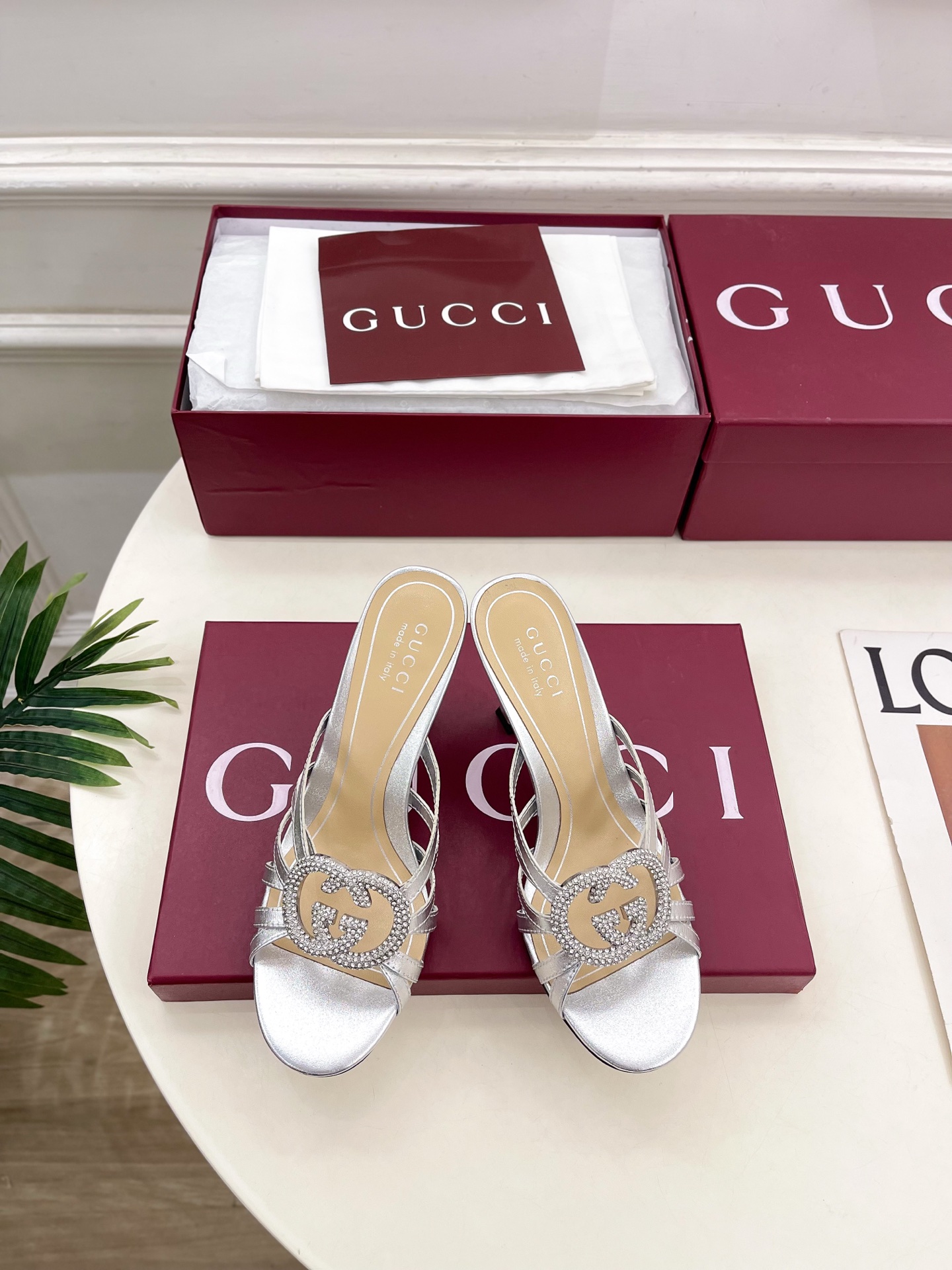 NO:628629,Gucci | Gucci 25 G’s flagship series is finally available, and the products are worth looking forward to!  Original classic, create new design, BS new style, classic double G rhinestone buckle thin strap high-heeled slippers, purchasing agent level!  Full of high-end feel!  A favorite among bloggers at home and abroad, it is retro and fashionable, easy to wear and looks great on your feet!  Official website mainly recommends, new colors are constantly updated ━━━━━t ━━━━━ Original high-customized cowhide leather/cow patent leather for uppers Lining: imported sheepskin lining Original Italian genuine leather outsole Heel height 8.5cm Shoe size: 35-39 (40.41.42 can be customized), high-heeled shoes and slippers, gucci, gucci, gucci, high  heels,slippers,cowhide,sheepskin,Leather soles19860909Gucci | 古驰 25 G家 主打系列终于面世,狠货值得期待！原有的经典 创造新设计 BS新款 经典双G水钻扣细带高跟拖鞋 代购级别！高级感十足！国内外博主刷爆的一款,复古又时髦 穿搭简便 上脚美炸了！官网主推,新色持续更新 ━━━━━ t ━━━━━ 鞋面原版高定制牛皮/牛漆皮  内里: 进口羊皮里 大底原版意大利真皮大底 跟高8.5cm 鞋码: 35-39（40.41.42可定制）,高跟鞋拖鞋,gucci,gucci,gucci,high heels,slippers,cowhide,sheepskin,Leather soles,Women's Shoes